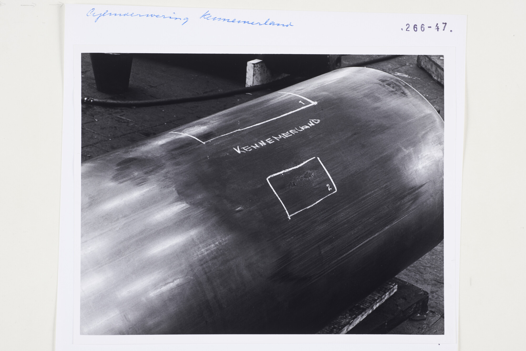 S.5444(5413)4; Foto van schade aan een scheur in een cilindervoering van de hoofdmotor van de Kennemerland; foto