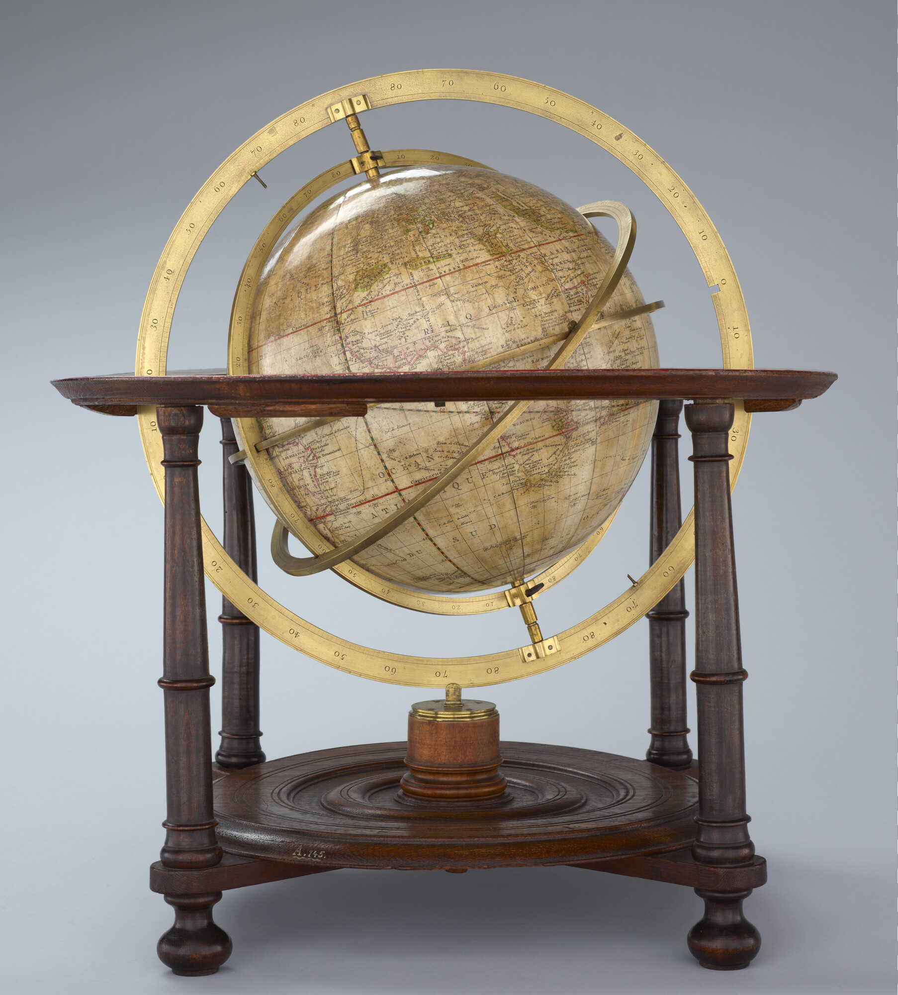 A.0145(025)22; Aardglobe van 31 cm. in doorsnede vervaardigd door Cornelis Covens en gegraveerd door Cornelis van Baarsel, met ringen gemonteerd rond de globe; globe