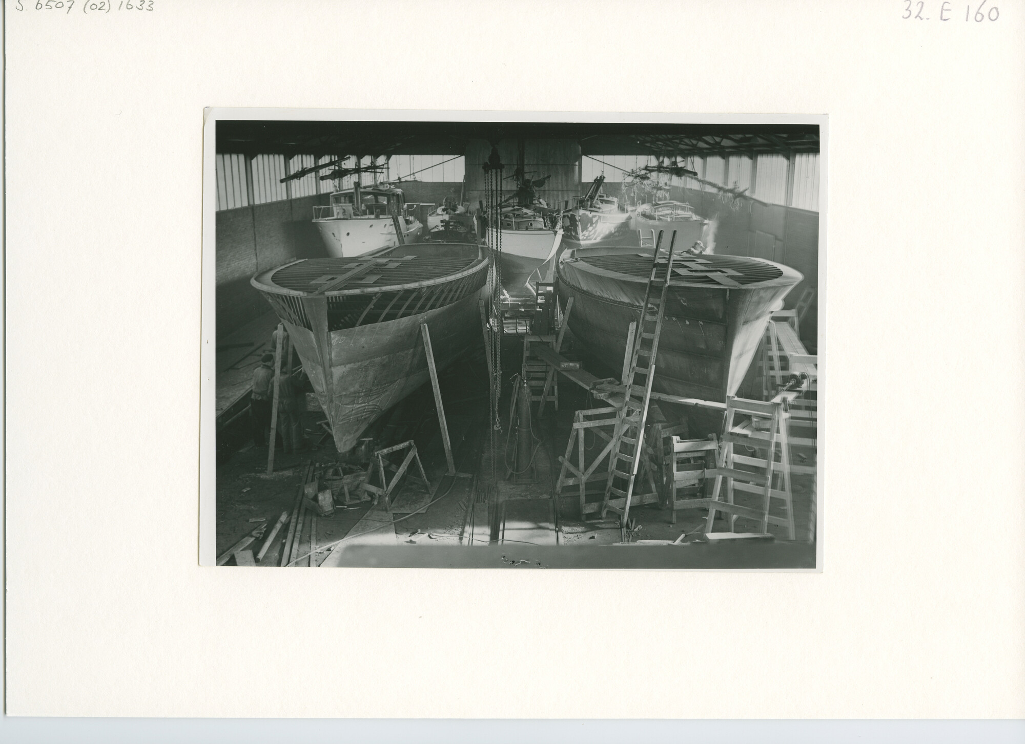 S.6507(02)1633.02; Zwart-wit foto van twee stalen motorkruisers, afm.: 16,00 x 4,10 x 0,85 meter in [...]; foto