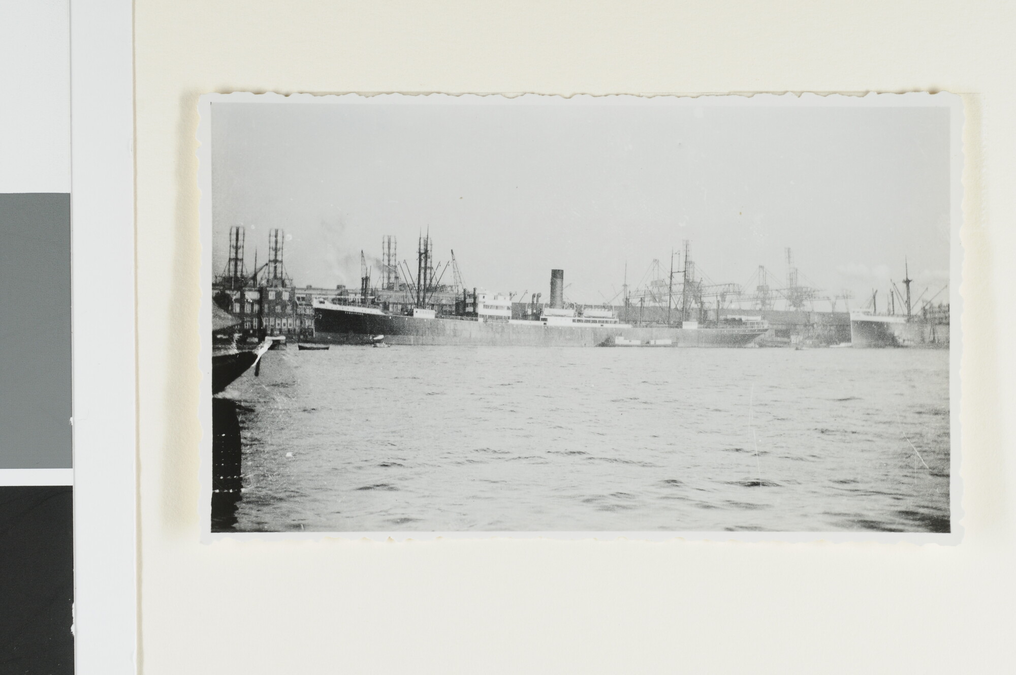 S.4380(04)378; Het passagiersschip ss. 'Reael' van de KPM afgemeerd aan de Javakade in Amsterdam [...]; foto