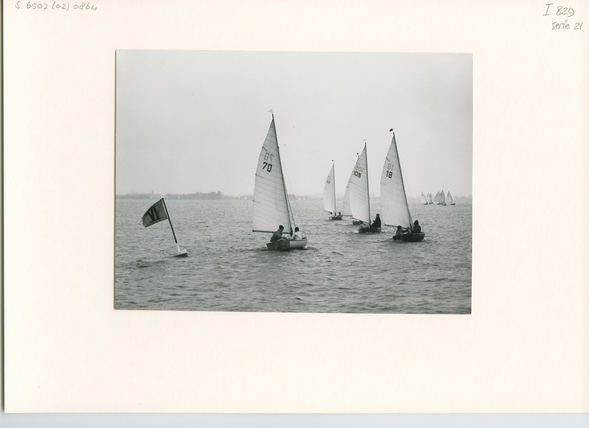 S.6507(02)0864.01; Zwart-wit foto van de Jeugdklasse op de Westeinderplassen en op de Kagerplassen; foto