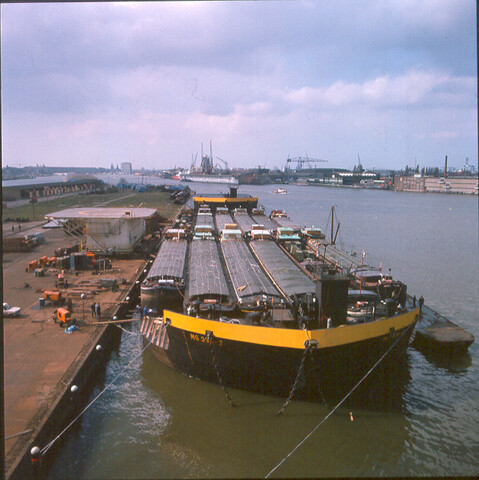 S.9100(8420); Dia van een ponton met Rijnaken (12 stuks) bij de Sumatrakade te Amsterdam; diapositief