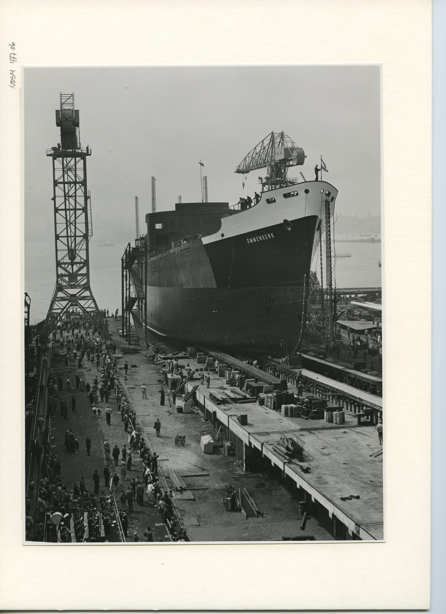 S.5444(2740)04; Foto van de tewaterlating van het vrachtschip ms. Ommenkerk; foto