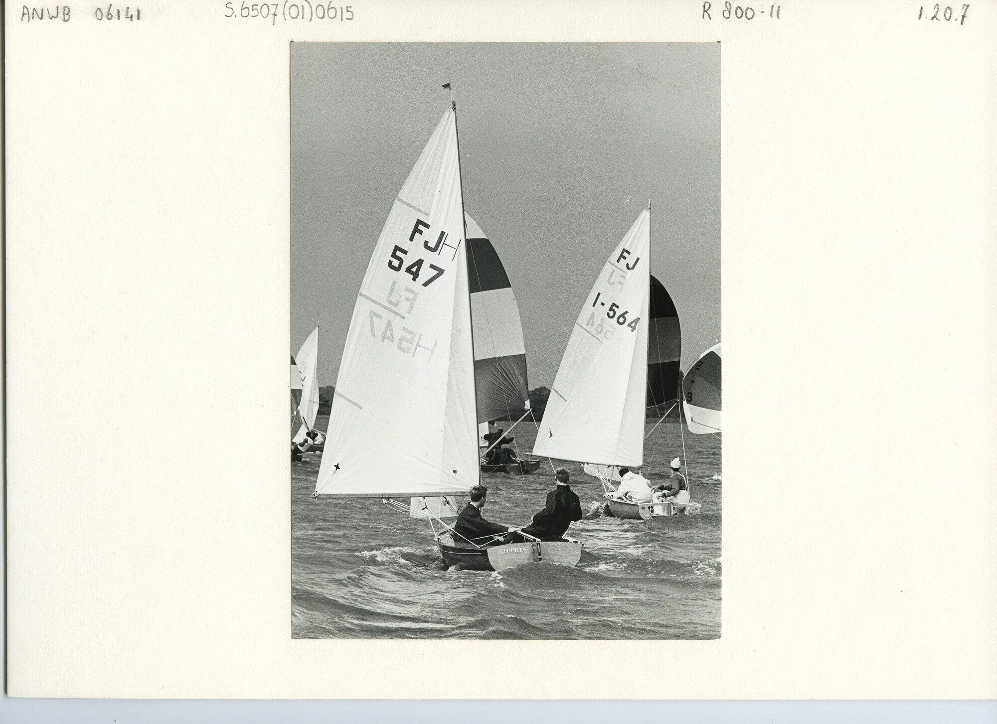 S.6507(01)0615; Foto van de FJ-klasse voor de wind tijdens het Europees Kampioenschap 1964 op de Loosdrechtse Plassen; foto