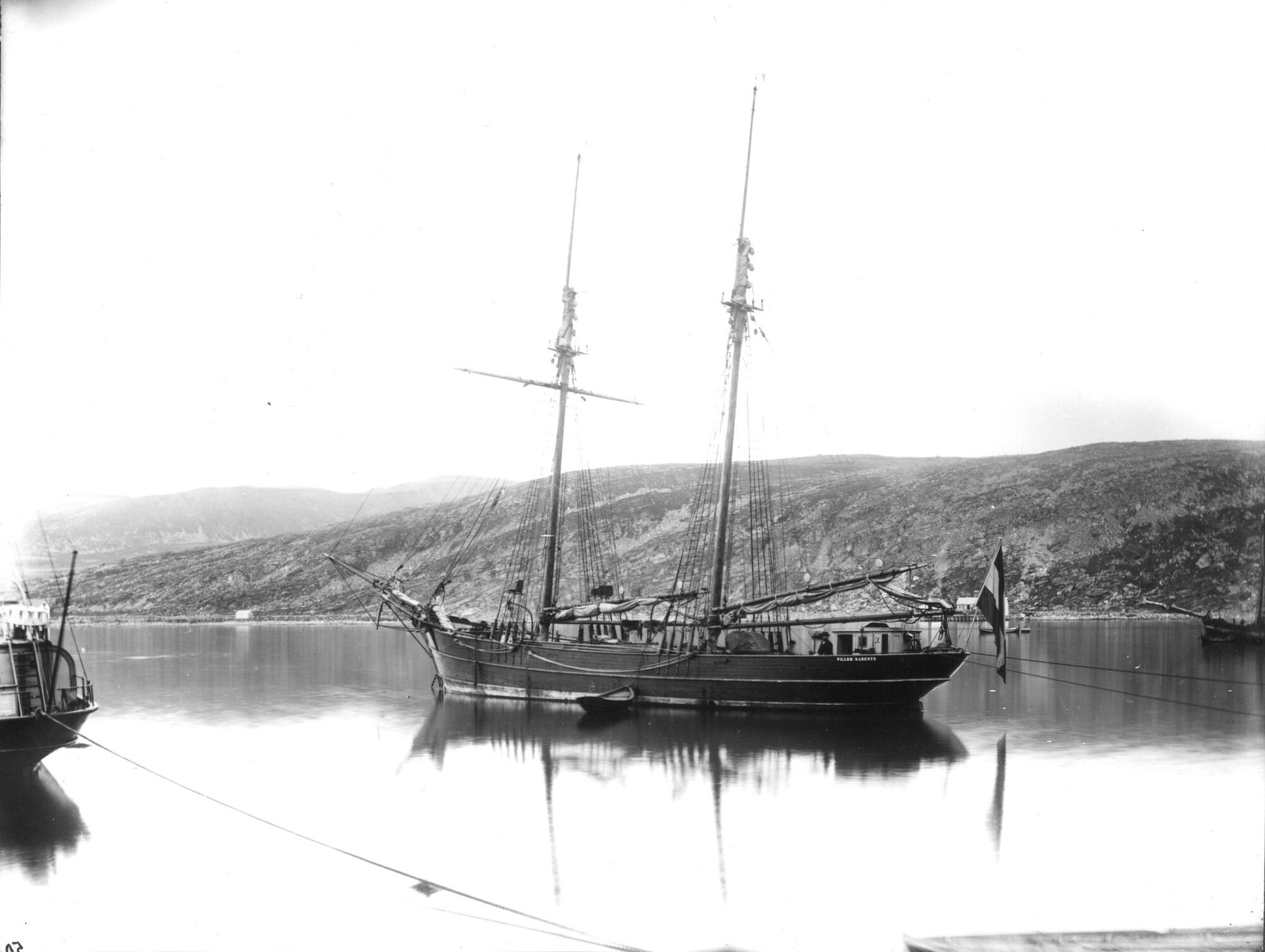 2000.1765; De poolschoener 'Willem Barents' afgemeerd in de haven van Hamerfest tijdens de tweede Noordpoolexpeditie in 1879; foto