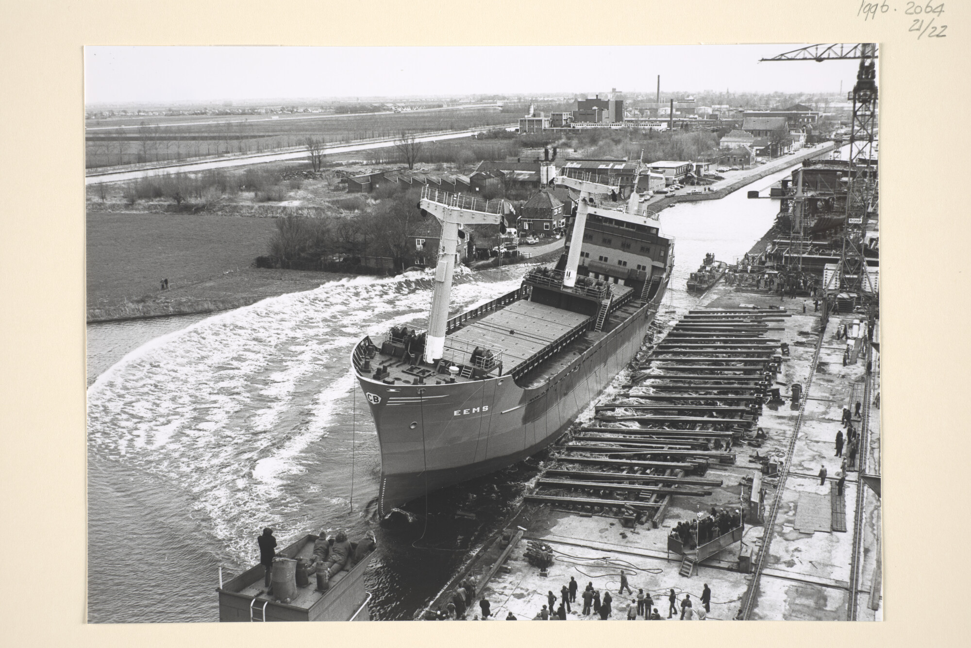 1996.2064; Foto's van de tewaterlating van de coaster ms. 'Eems' van C. Bos te Schiedam; fotoreportage
