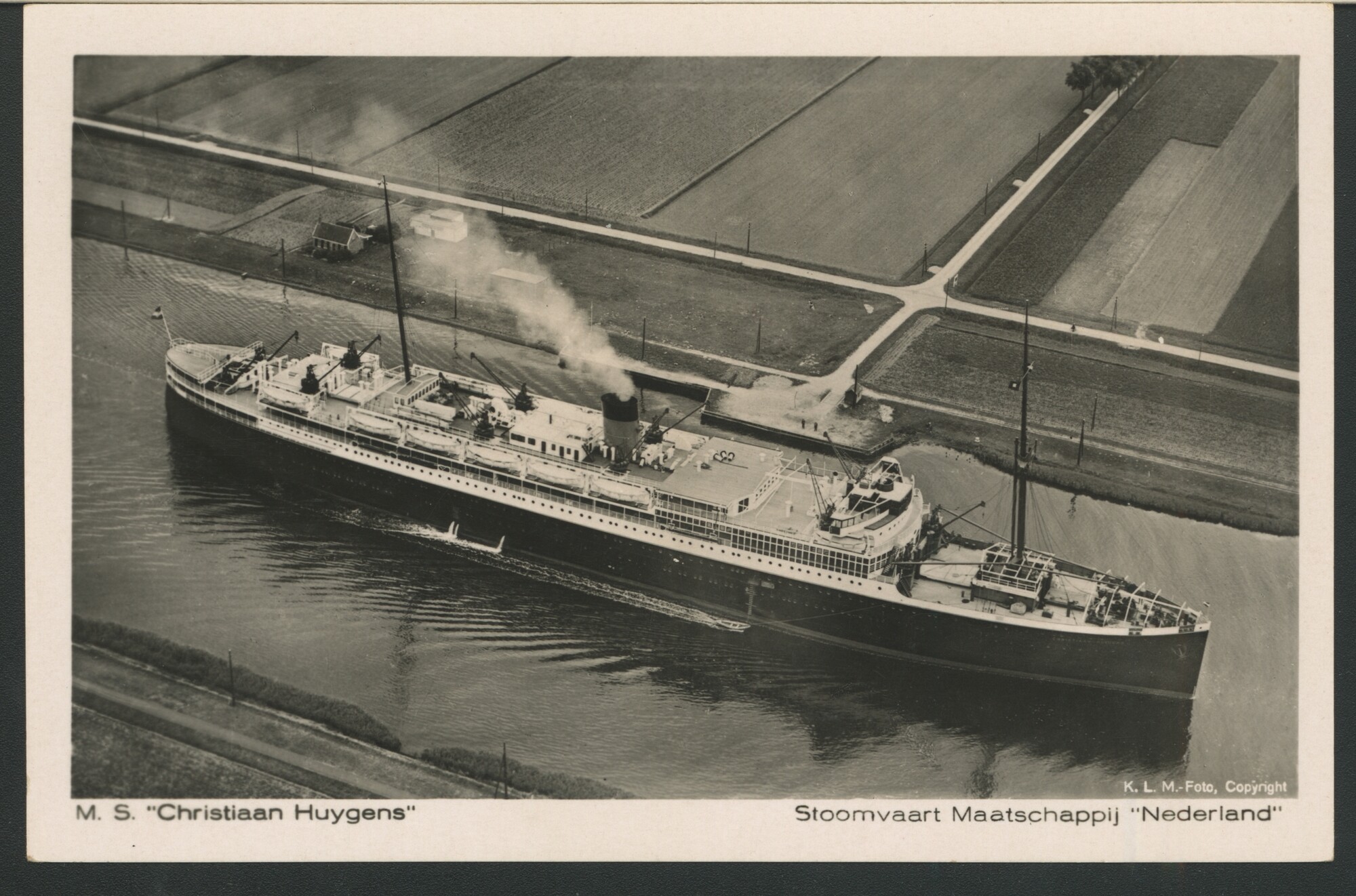 A.4509(009); Luchtfoto van het mailschip ms. 'Christiaan Huygens' van de Stoomvaart; prentbriefkaart