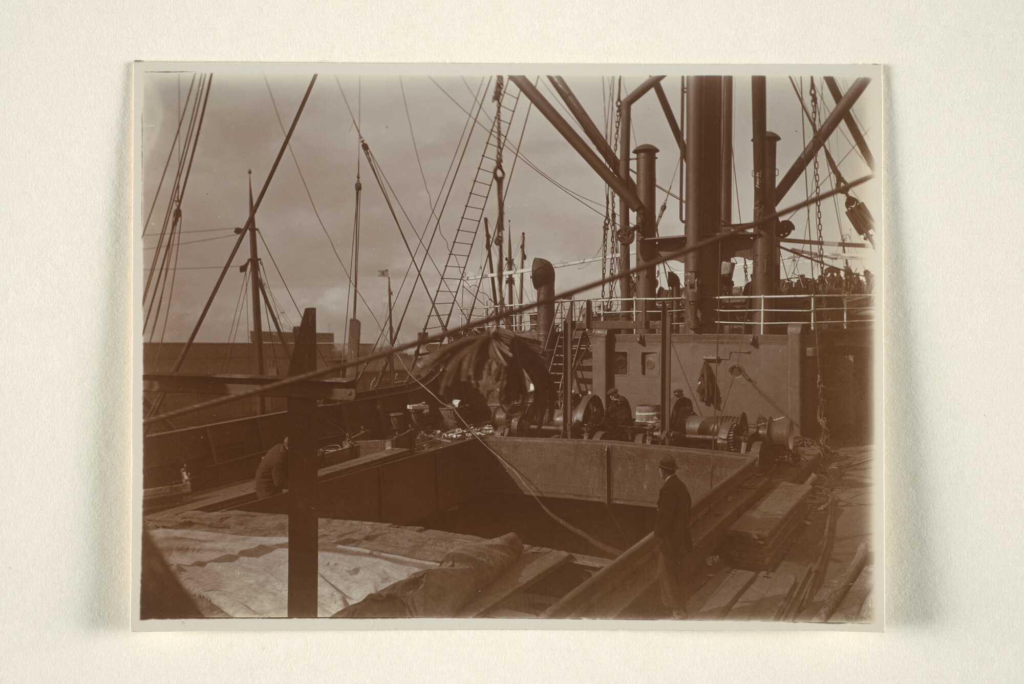 1997.1436; Fotos van het vrachtschip ss. Ouderkerk van de VNS aan de Javakade te Amsterdam [...]; fotoreportage