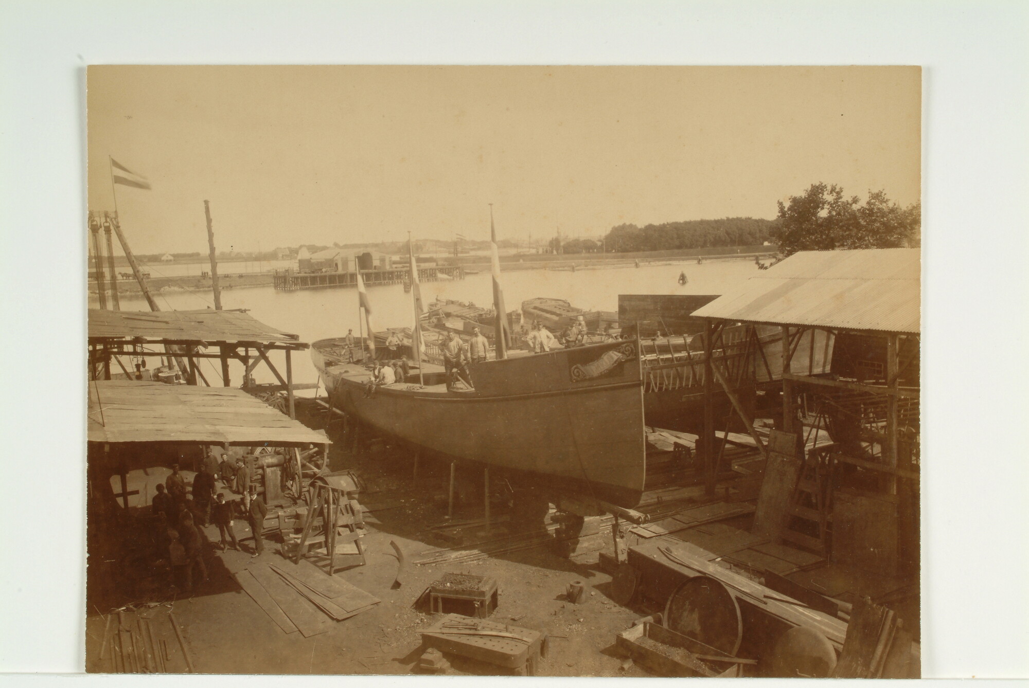 S.1156(06)149; Het vrachtschip ss. 'Almelo I' op de helling in aanbouw op de werf 'De Nachtegaal' in Amsterdam klaar om te water gelaten te worden; foto