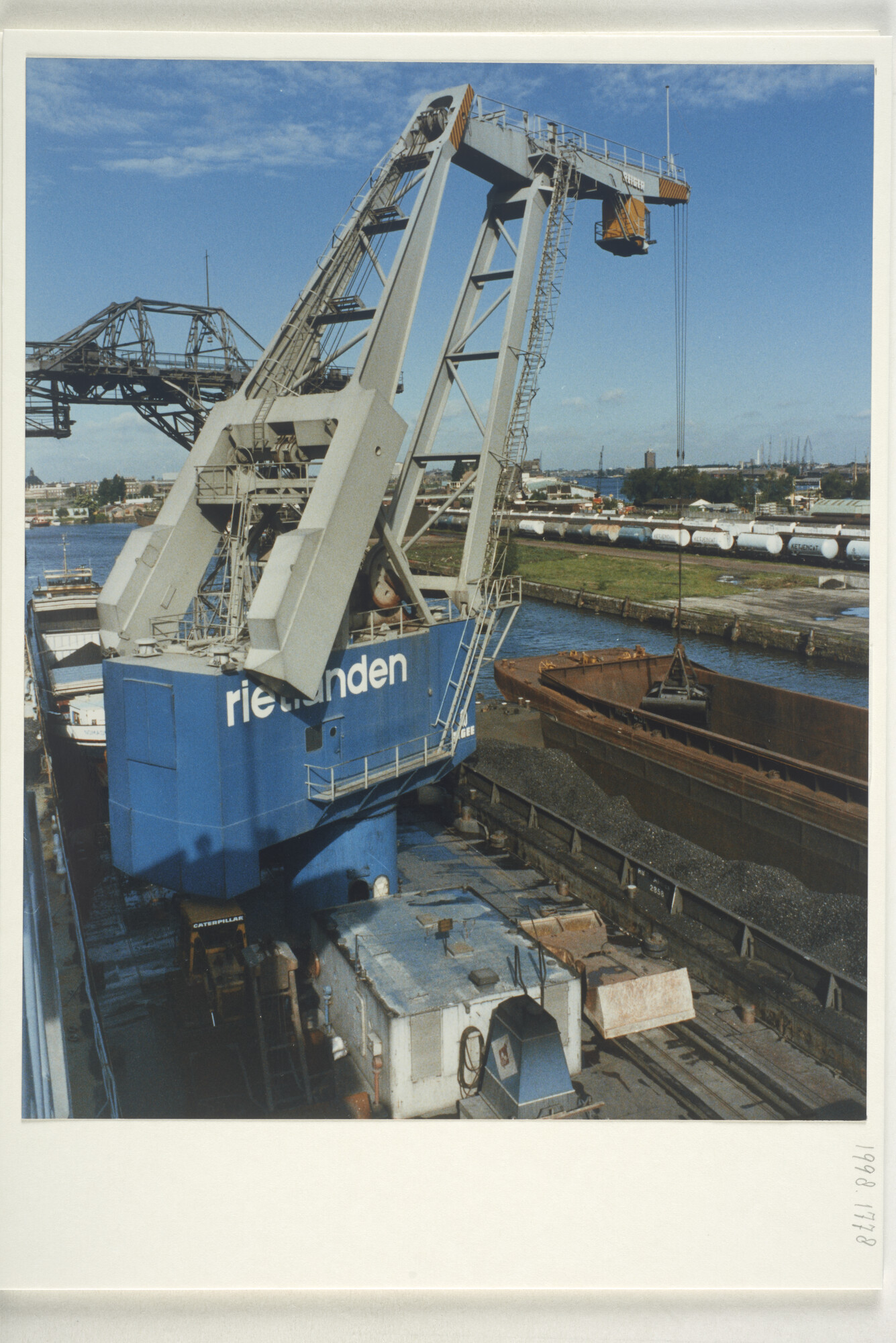 1998.1778; Kleurenfoto's van goederenoverslag in de haven van Amsterdam; fotoreportage
