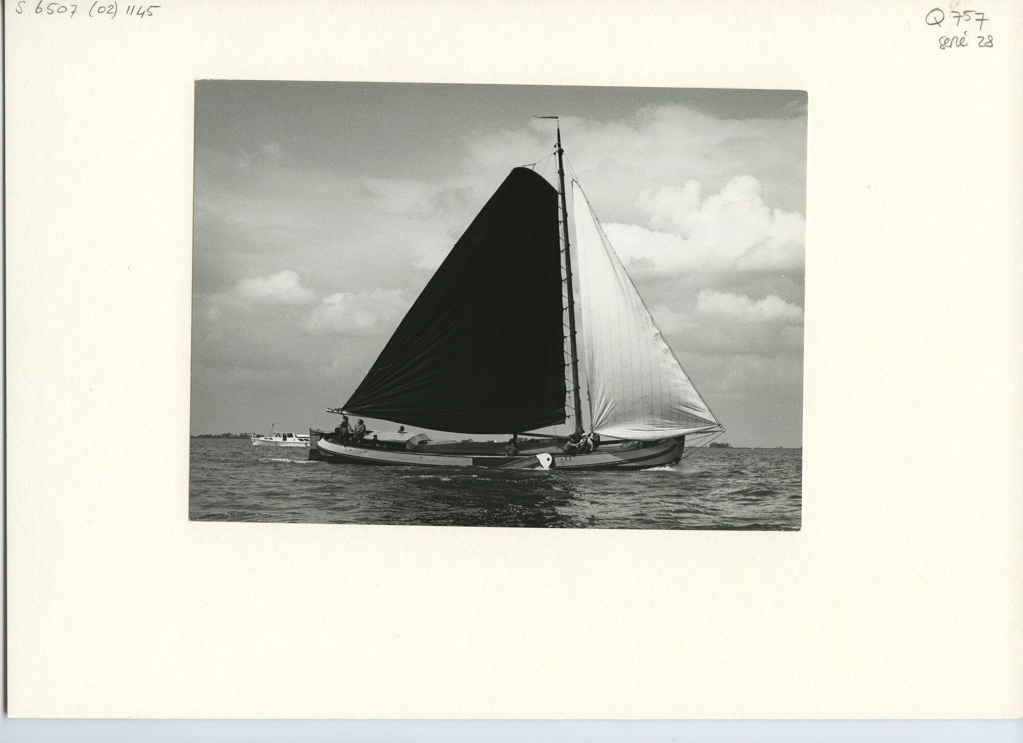 S.6507(02)1145.01; Zwart-wit foto van het skûtsjesilen op de Fluessen met een aanwakkerende wind.; foto