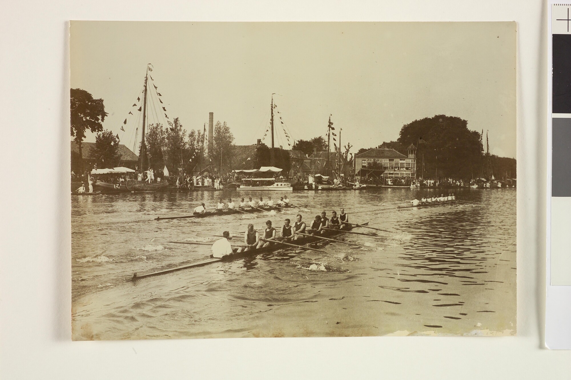 S.4447(16); Finish van een roeiwedstrijd van Hollandia op de Oude Rijn met gezicht op [...]; foto