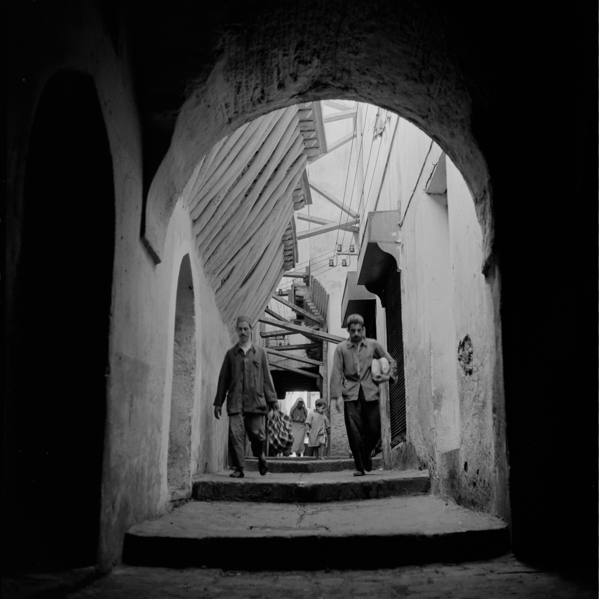 2015.2559; Negatief van twee mannen in een steeg te Algiers; negatief
