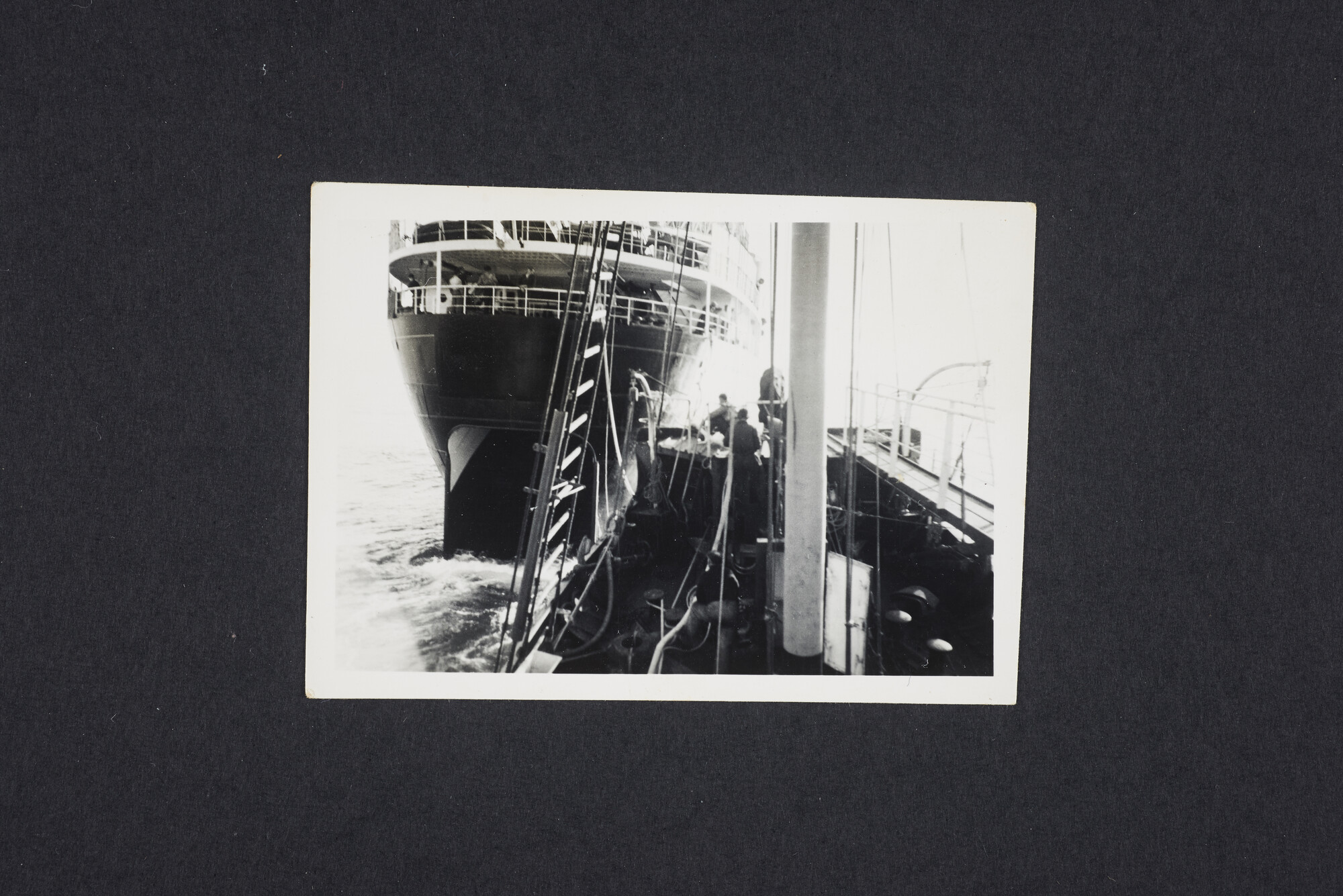 2016.2615; Zwart-wit foto van de Willem Barendsz (I), genomen vanaf een walvisjager; foto