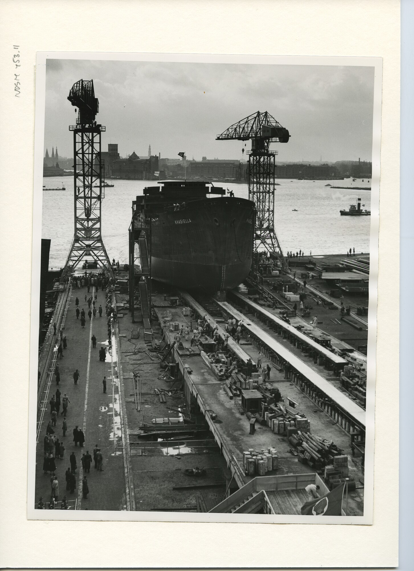 S.5444(2383)4; Foto van de tewaterlating van de tanker ss. Khasiella en de receptie; foto