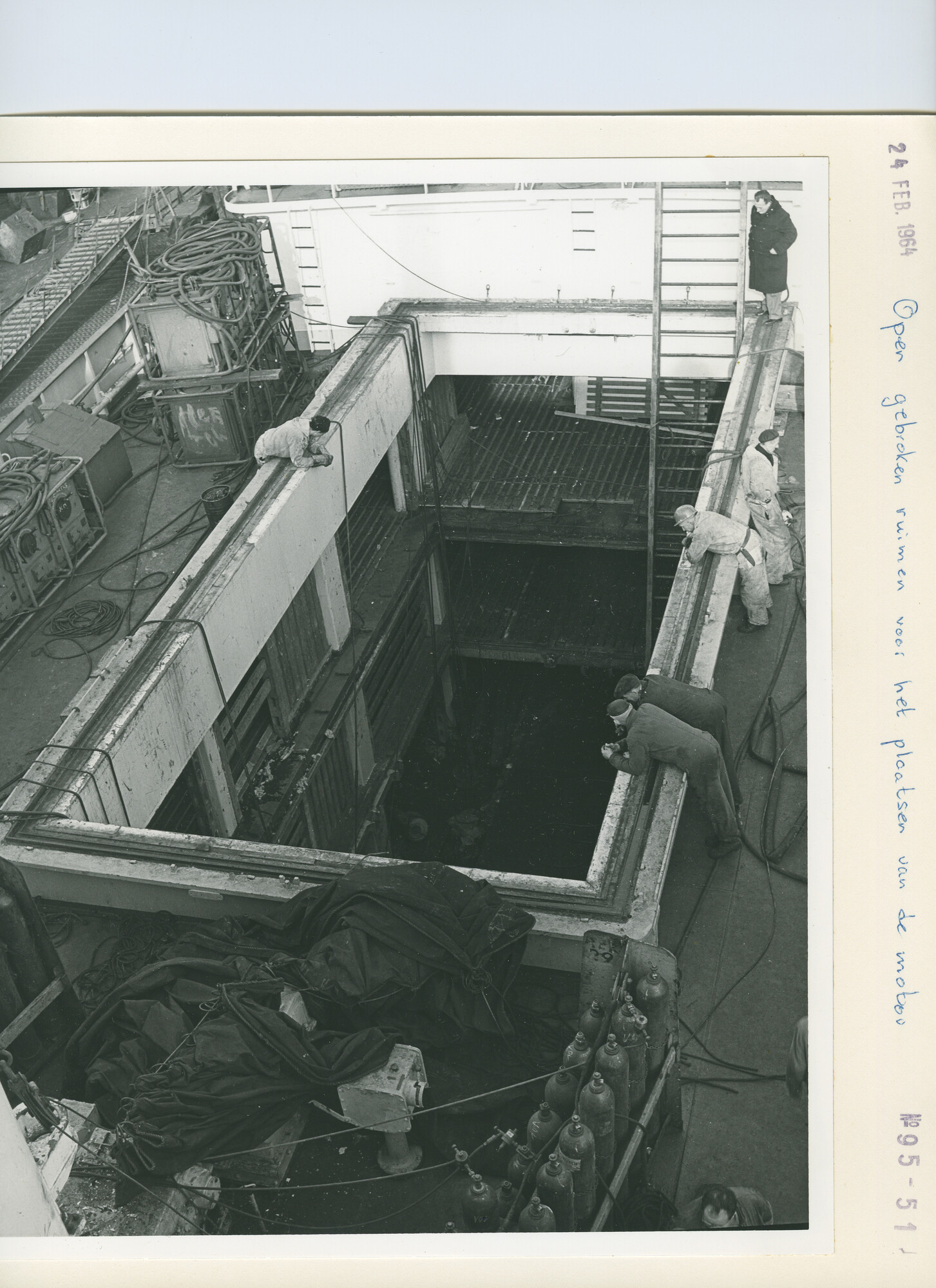 S.5444(4243)5; Foto van het inhijsen van een nieuwe hoofdmotor in het koelschip Geestland; foto