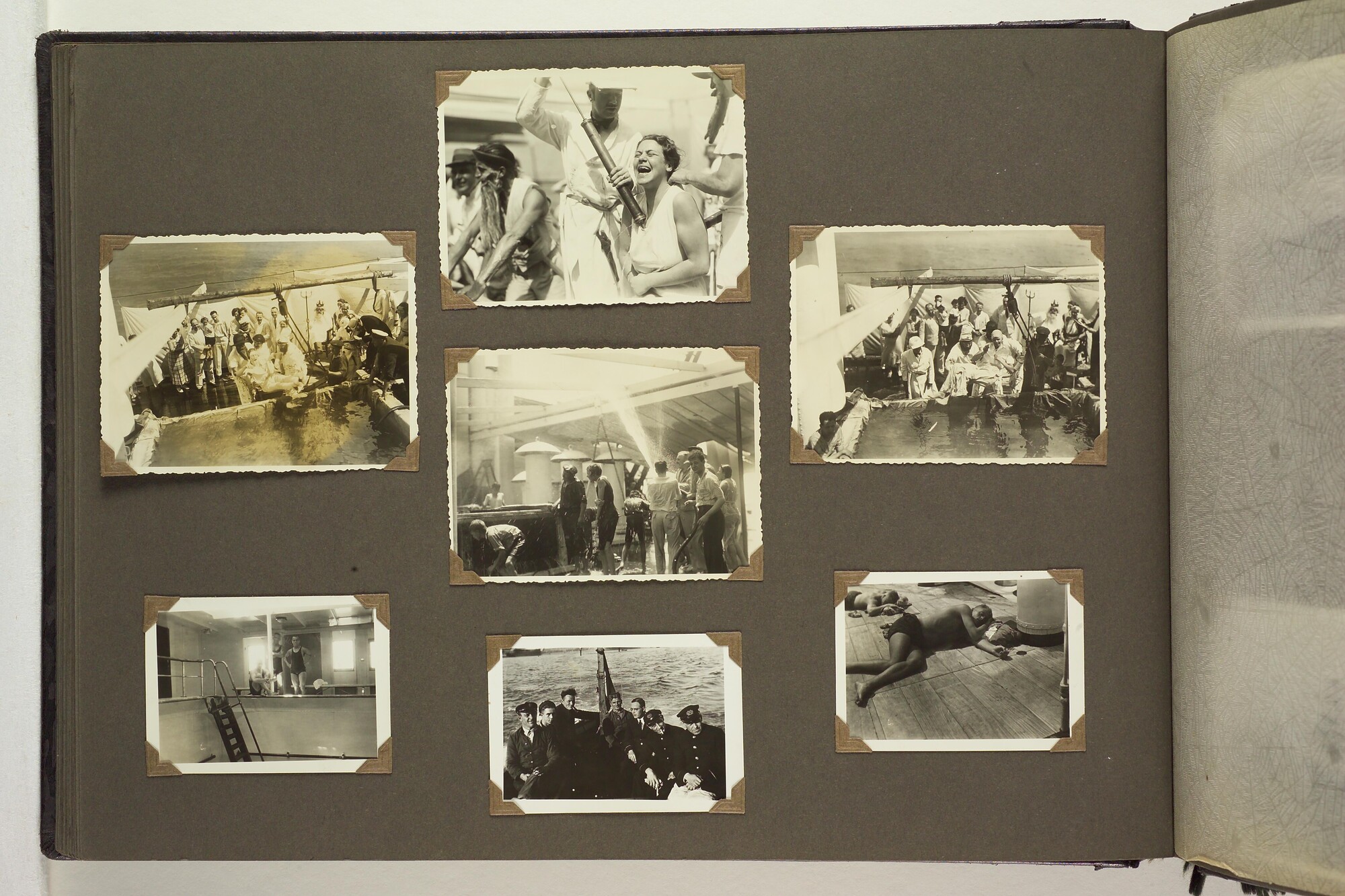 S.5548(091); Persoonlijk album van J.D. van Schooten met foto's aan boord van het ss. Tjikini; fotoalbum