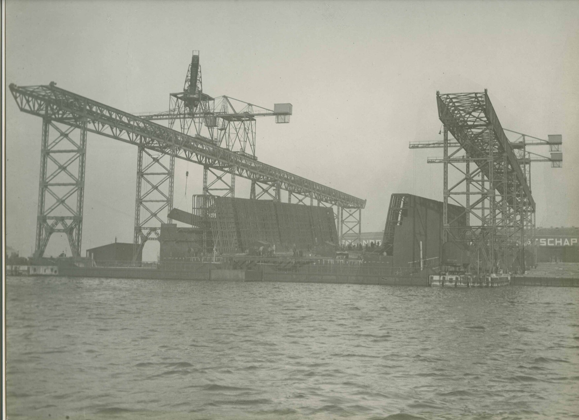 S.5444(0572)4; Foto van het drijvend droogdok Hendrikdok in aanbouw bij de NSM; foto
