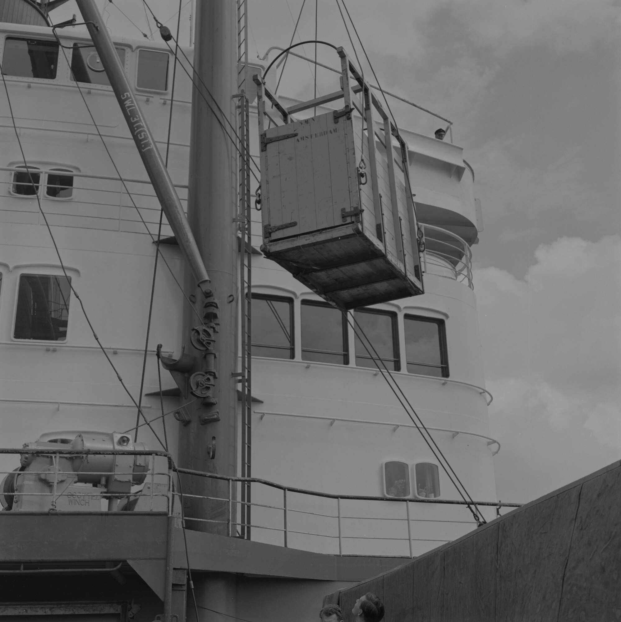 2015.1810; Negatief van een dierentransportkist die aan boord getakeld wordt van ms. Neder Weser; negatief