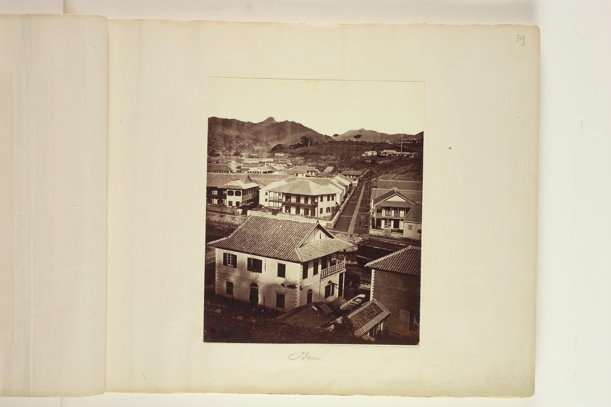 S.3628(02); Album nr. 1 uit een serie van drie van de Nederlandse consul in Japan Dirk de Graeff van Polsbroek; fotoalbum