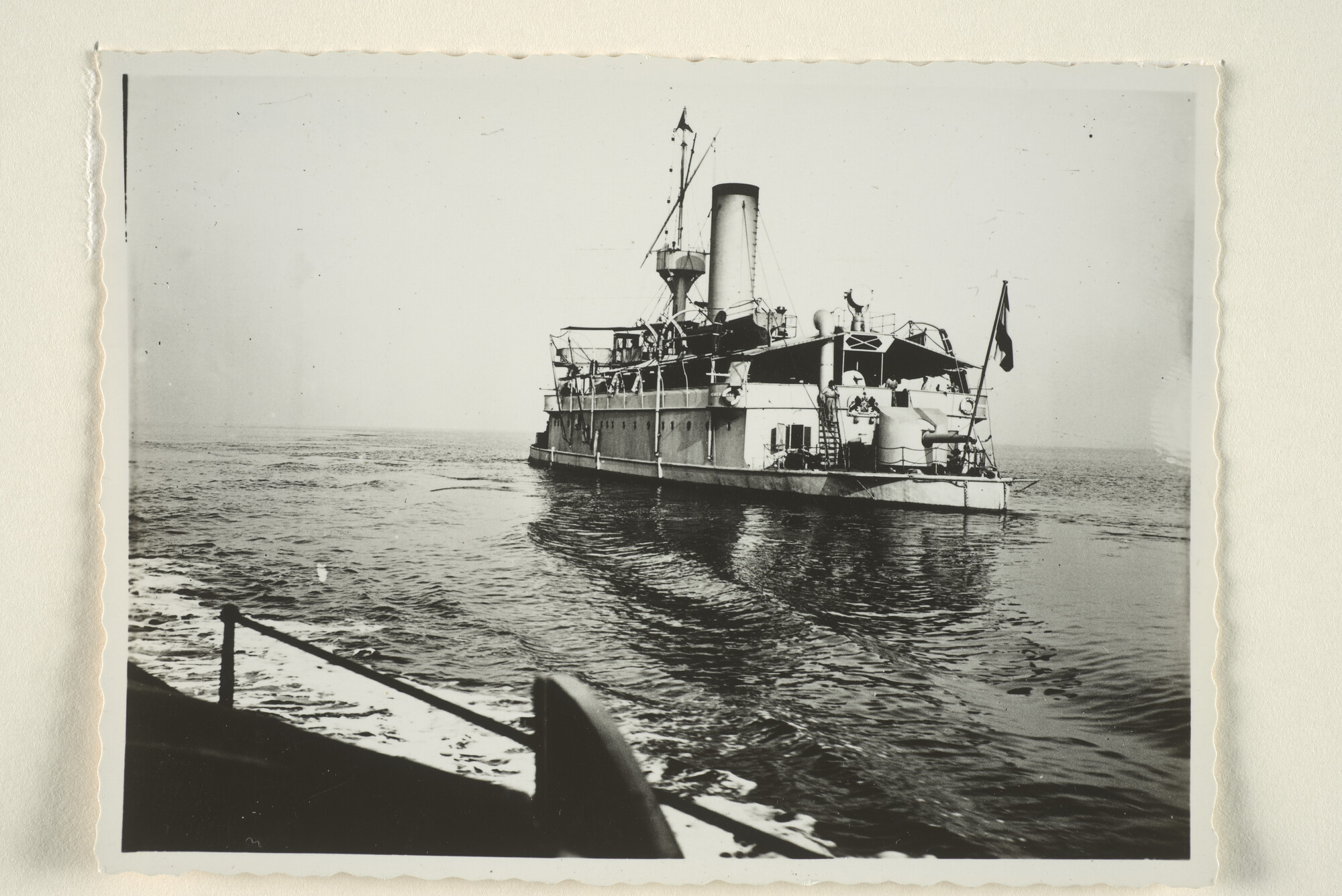 1995.1050; Het ramschip Hr.Ms. Reinier Claeszen gezien vanaf een ander schip [...]; foto