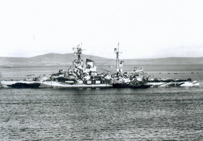 1993.7130; Het Britse slagschip HMS 'Resolution'; foto