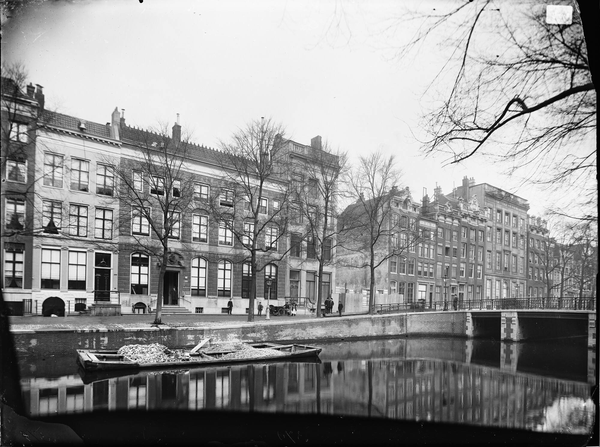 S.1156(06)113; Gezicht op de Herengracht te Amsterdam voor de afbraak van de huizen ten behoeve van de aanleg van de Raadhuisstraat; negatief