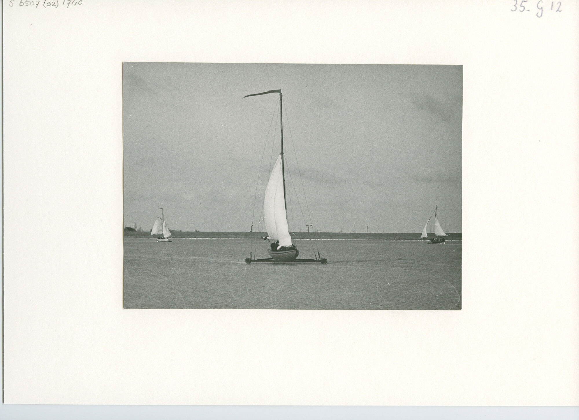 S.6507(02)1740.02; Zwart-wit foto van oud-Hollandse ijszeilboten op de Gouwzee voor Monnickendam; foto