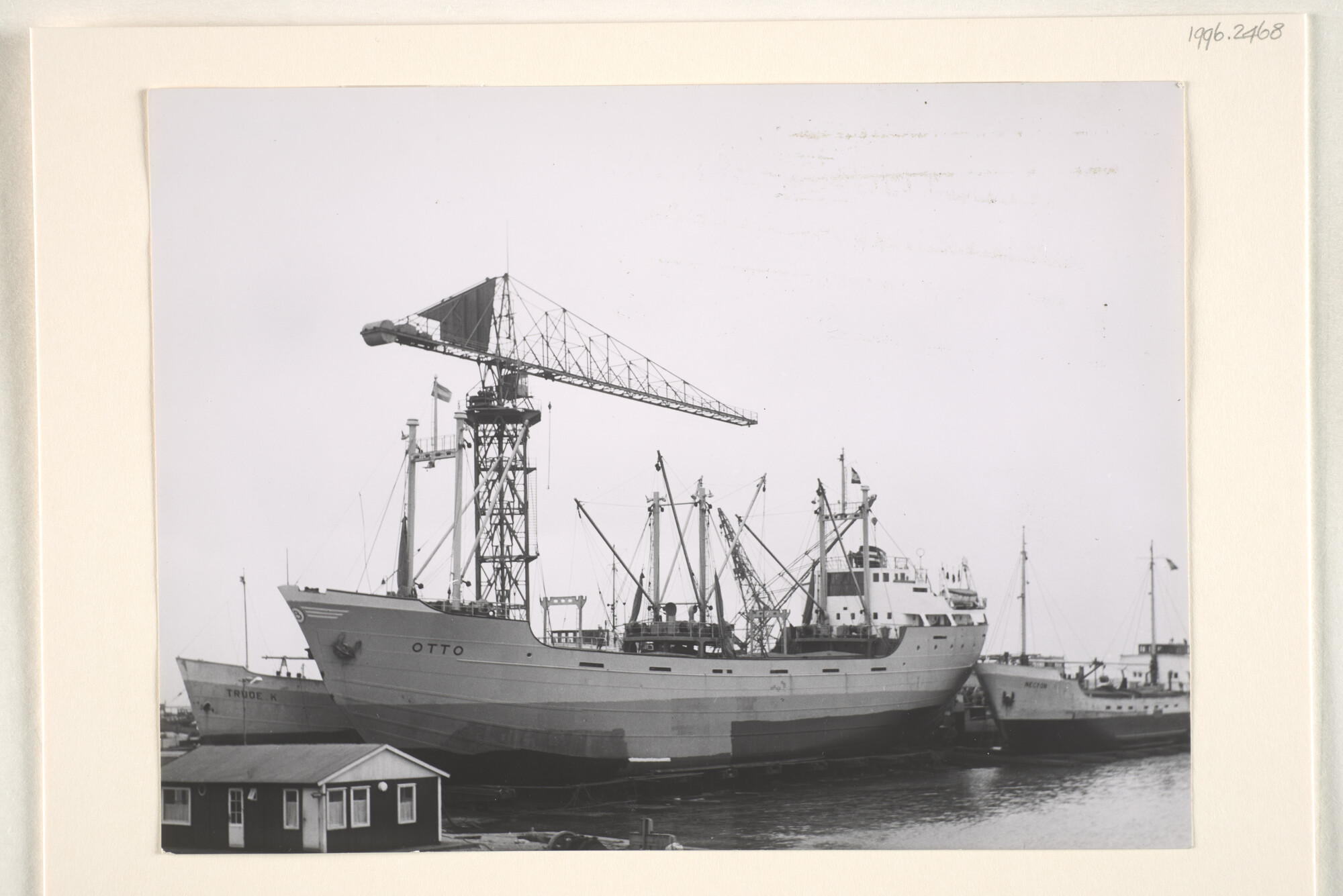 1996.2468; De Duitse coaster 'Otto' ligt op de dwarshelling van de Oranjewerf in Amsterdam; foto