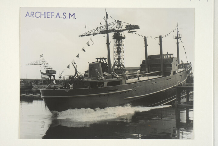 S.5219(12)0274; Foto's van de tewaterlating van het vrachtschip ms. 'Vliestroom', gebouwd op de langshelling van de ASM; fotoreportage