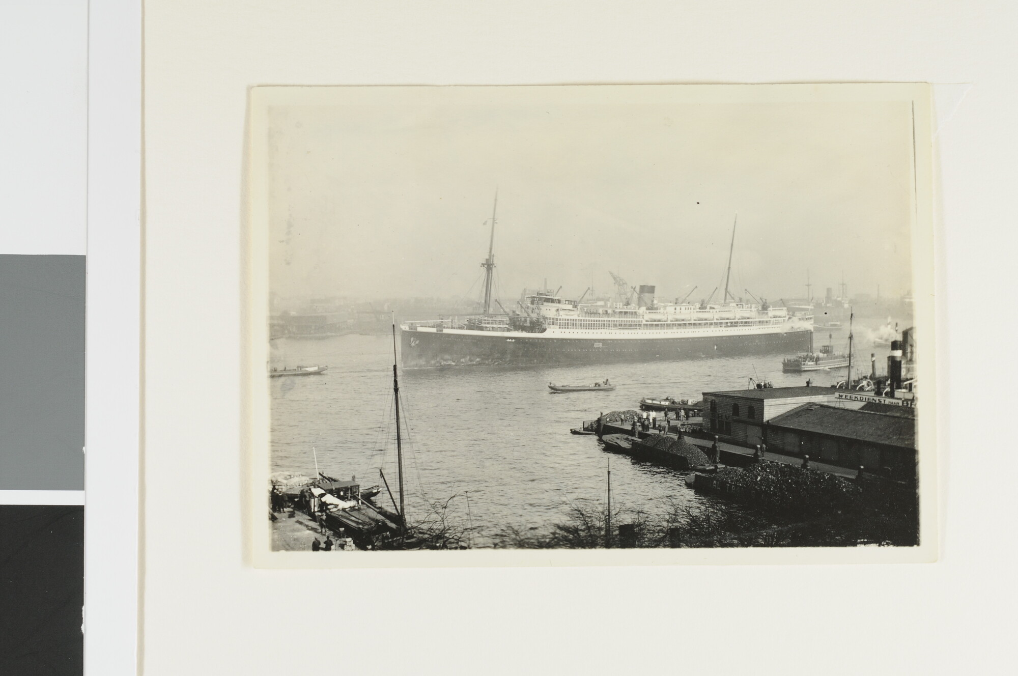 S.3565(40); Het mailschip ms. Christiaan Huygens van de SMN bij vertrek uit Amsterdam; foto