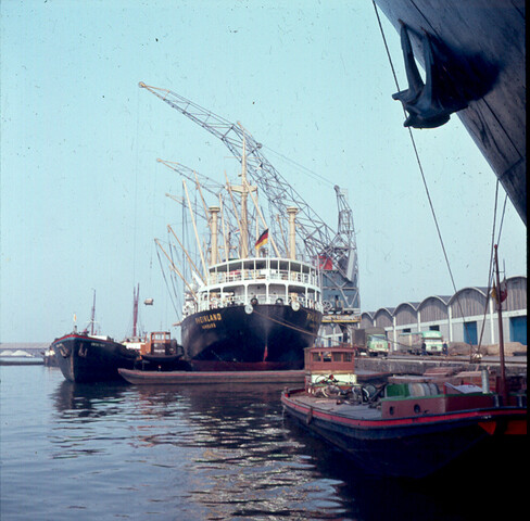 S.9100(0657); Het Duitse vrachtschip ms. 'Rheinland' In de Coenhaven te Amsterdam; diapositief