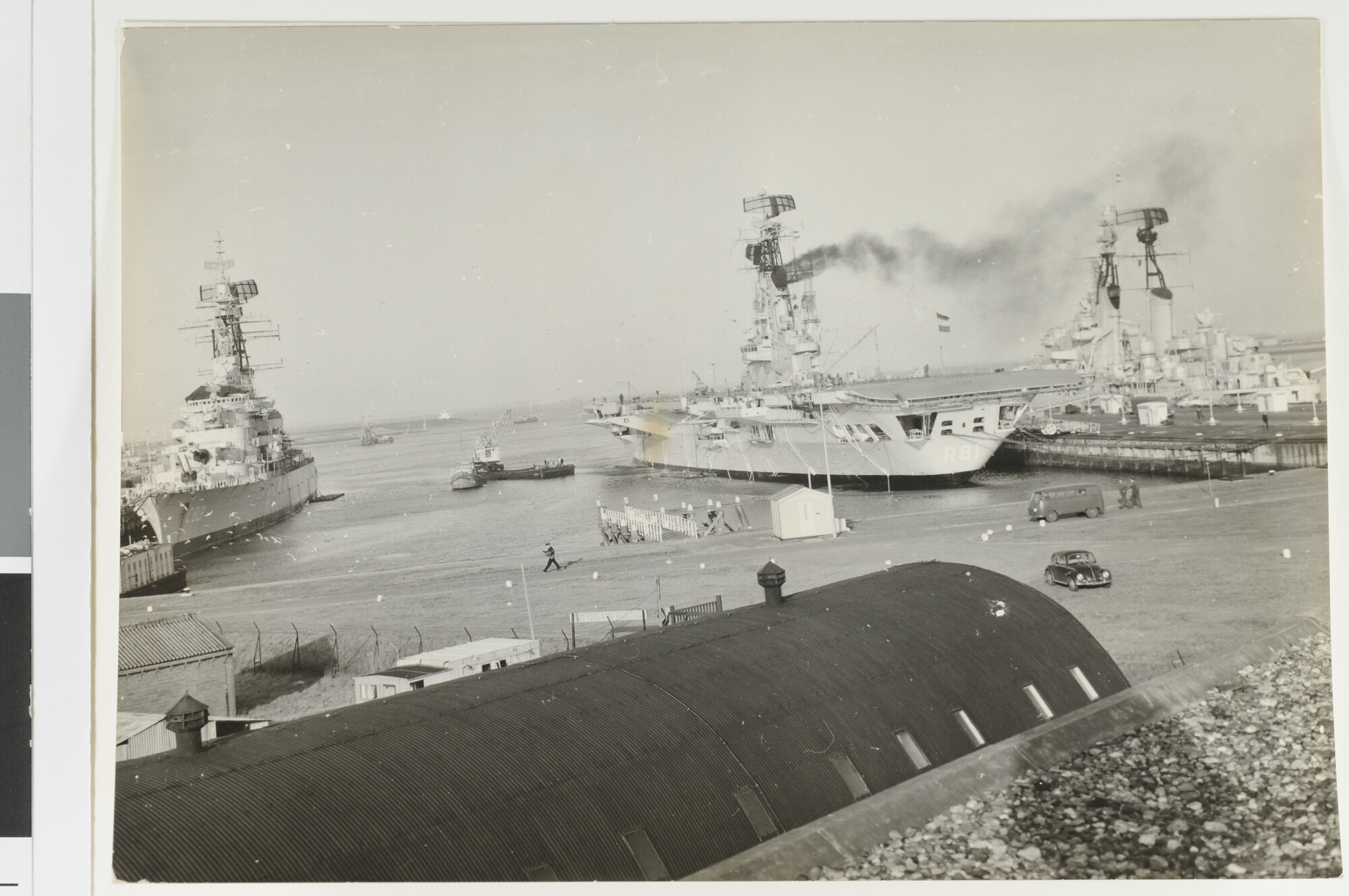 1992.1580; De nieuwe Marinehaven van Den Helder met het vliegkampschip Hr.Ms. Karel [...]; foto