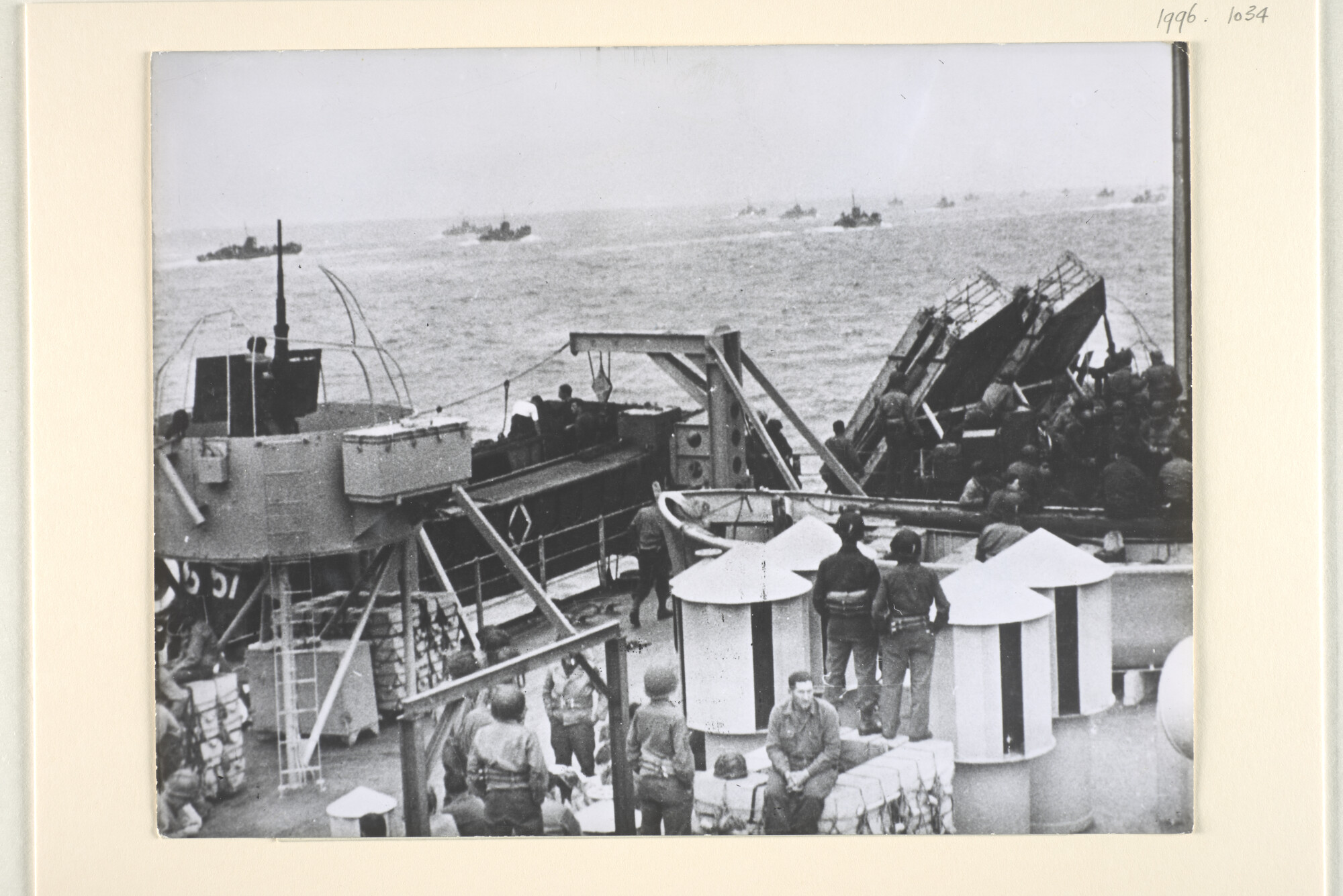 1996.1034; D-Day 6 juni 1944: ..iedereen stond aan dek te roken en probeerde de schepen te tellen [...]; foto