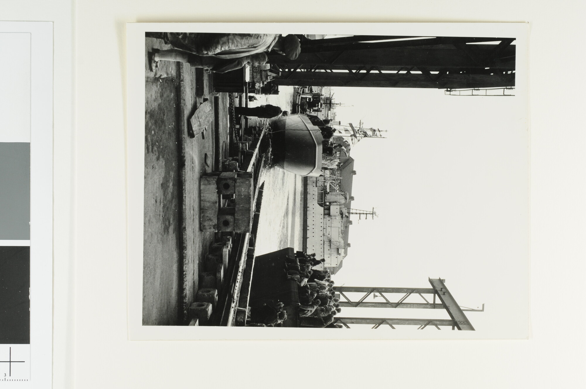 S.5870(04) [nr 0001]; De tewaterlating van het landingsschip (LCPR) 'L 9531', bij de Rijkswerf Willemsoord (Den Helder), voor gebruik Nederlands Nieuw Guinea; foto
