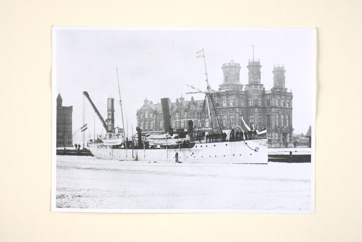 1994.7264; Het schroefstoomschip 4e klasse Hr.Ms. 'Mataram' afgemeerd bij het gebouw van het Meteorologisch Instituut aan de Oostelijke Handelskade in Amsterdam [...]; foto