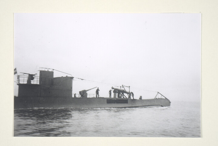 2000.3671; De onderzeeboot Hr.Ms. 'K XV' voor de kust bij New London (US Submarine Base te Mass.) aan de oppervlakte, bij het laden van de torpedo's in de boegbuiskamer; foto