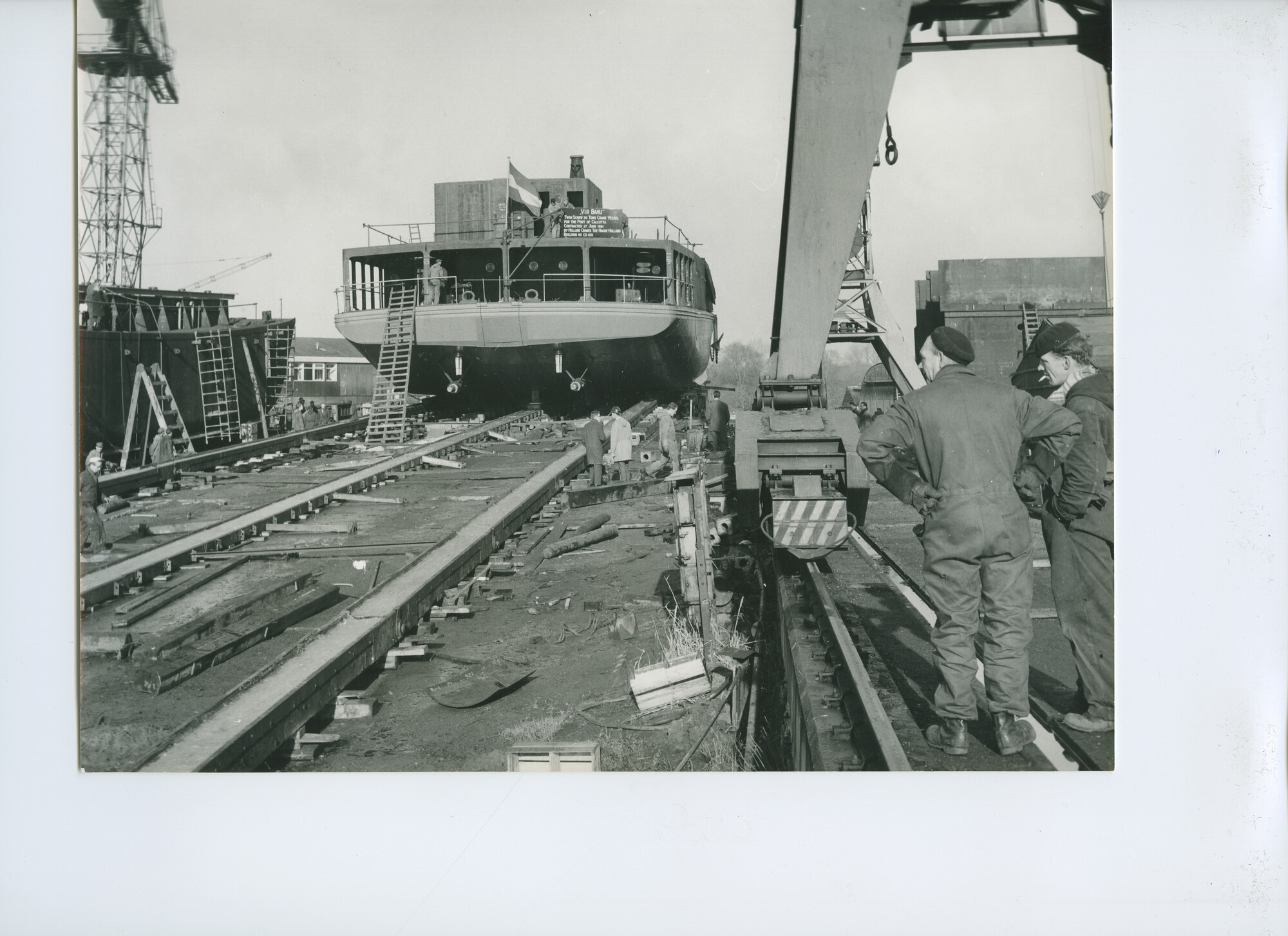 S.5621(01)0103; Foto van zelfvarende 30 tons drijvende kraan "Vir Bahu".; foto