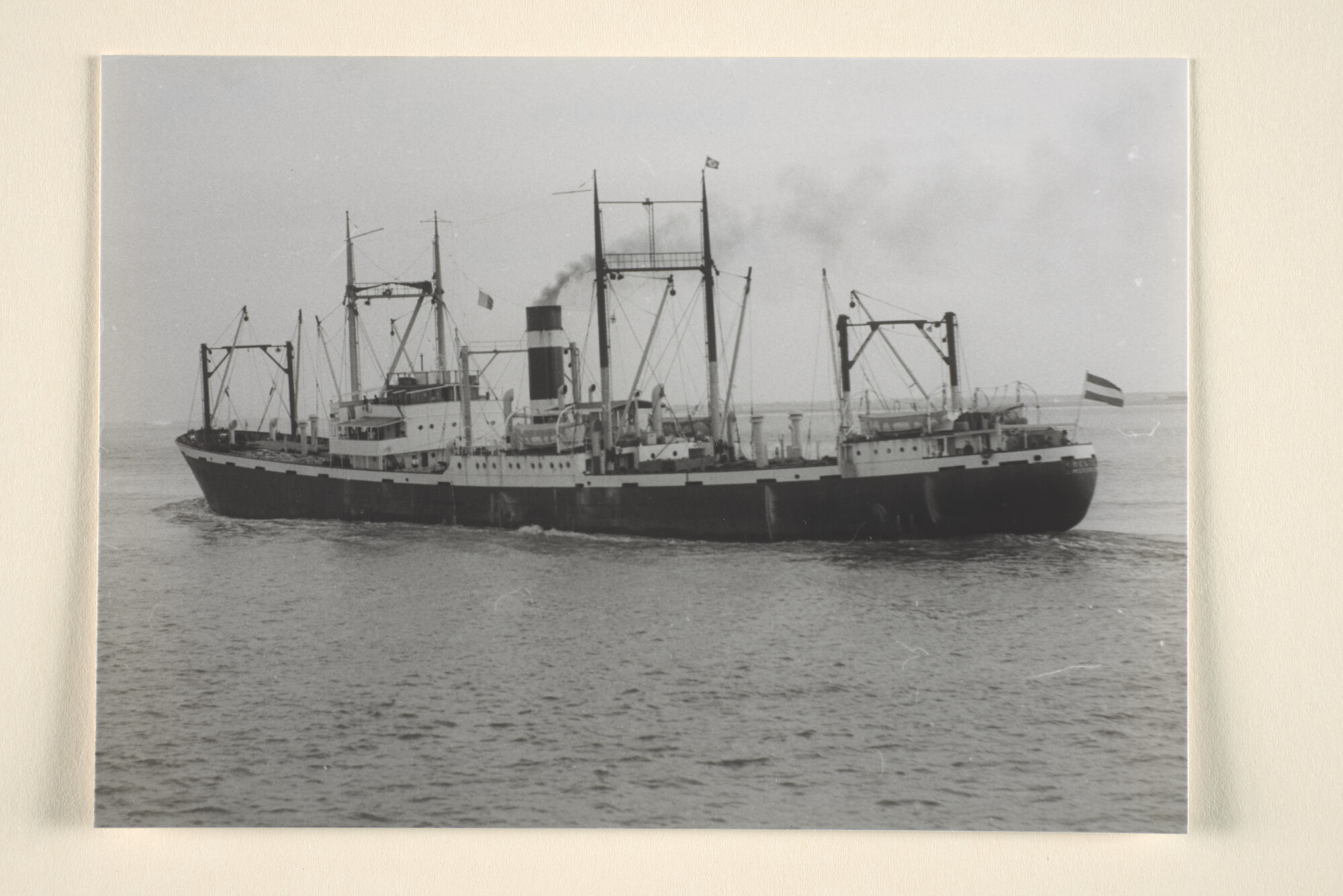 1995.6909; Het vrachtschip ss. 'Orestes' van de KNSM heeft net IJmuiden verlaten; foto