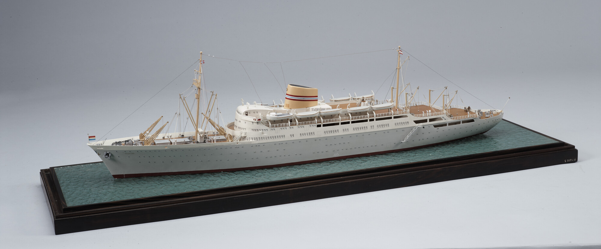 S.7074(01); Waterlijnmodel van het Noorse passagiersschip ms. Oslofjord; scheepsmodel