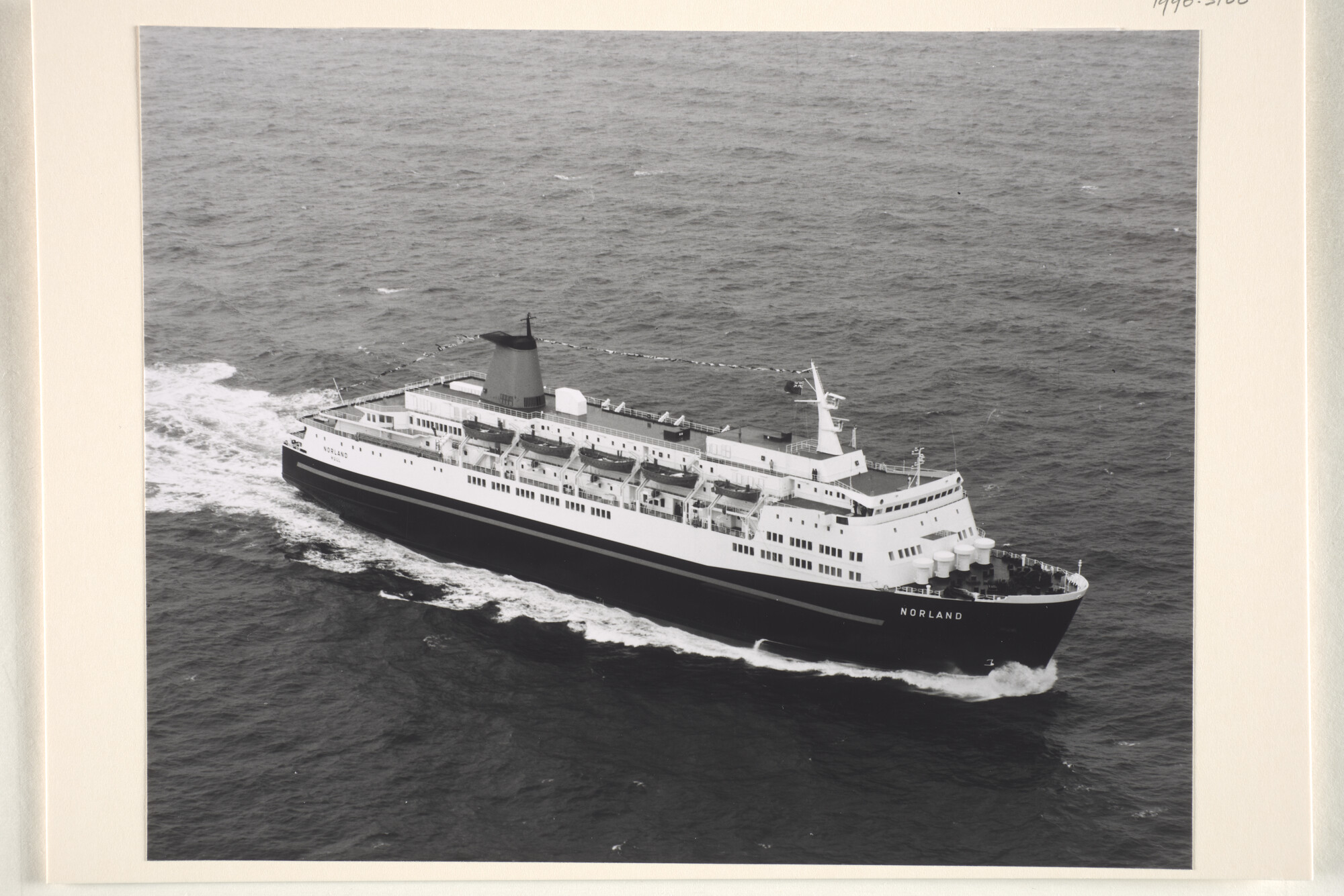 1996.3160; Een luchtfoto van de carferry ms. Norland van Nort Sea Ferries gezien op [...]; foto