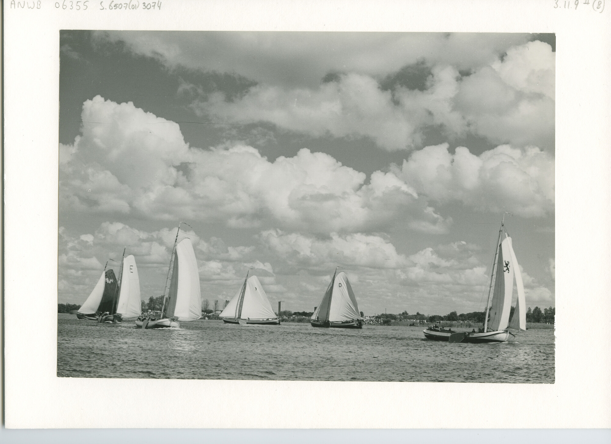 S.6507(01)3074; Een veld skûtsjes - tjalken - bij het ronden van een boei ter gelegenheid van het Skûtsjesilen bij Langweer in 1963; foto