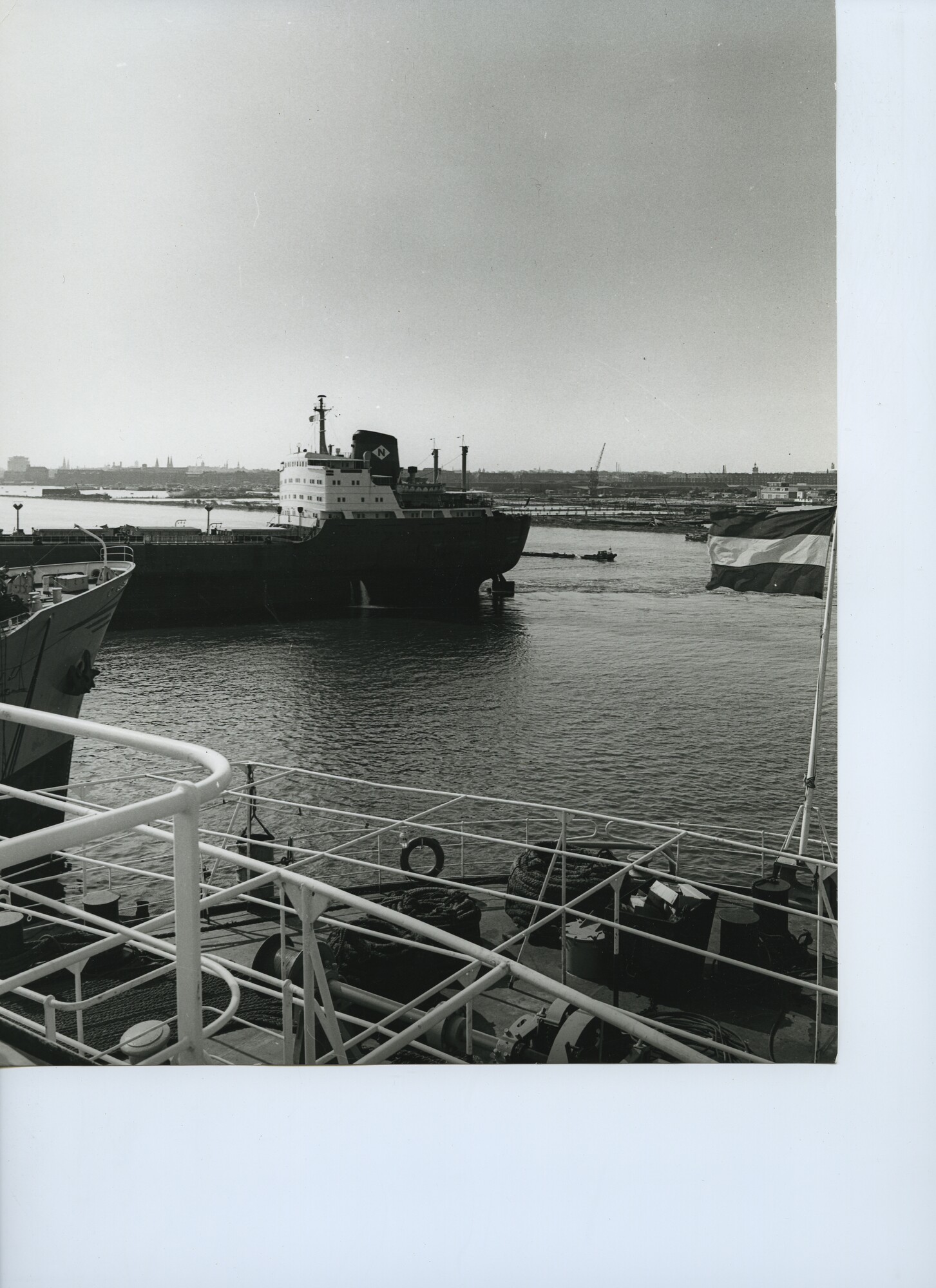 S.5444(4887)12; Foto van het aanbrengen van een helikopterdek op en het schoonmaken van de huid van de Glomar Grand Isle bij de NDSM; foto