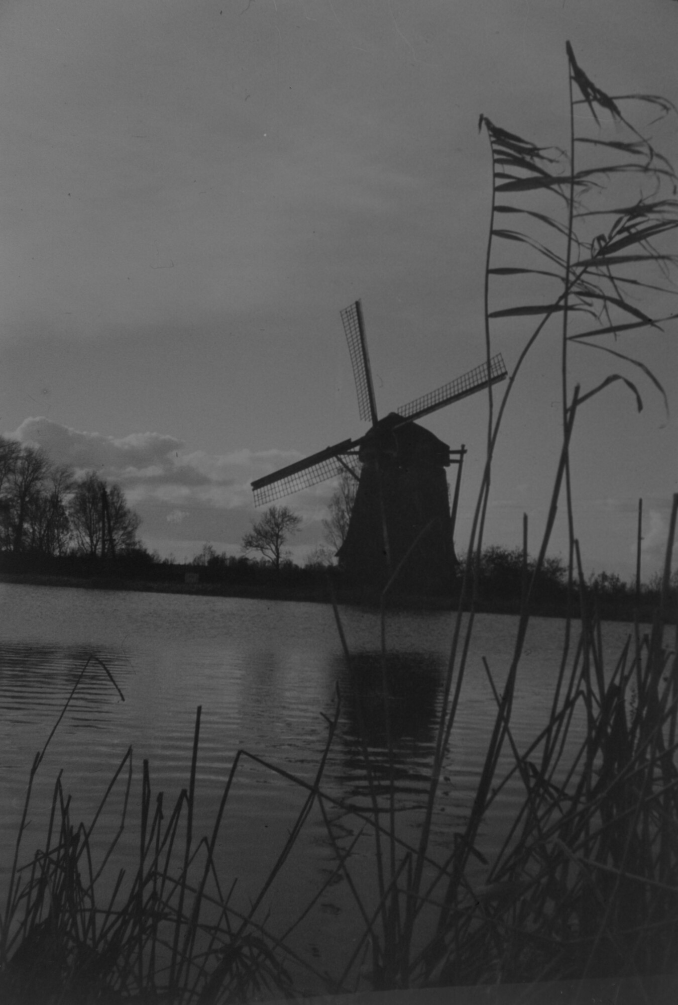 2015.2701; Negatief van een molen aan een kanaal; negatief