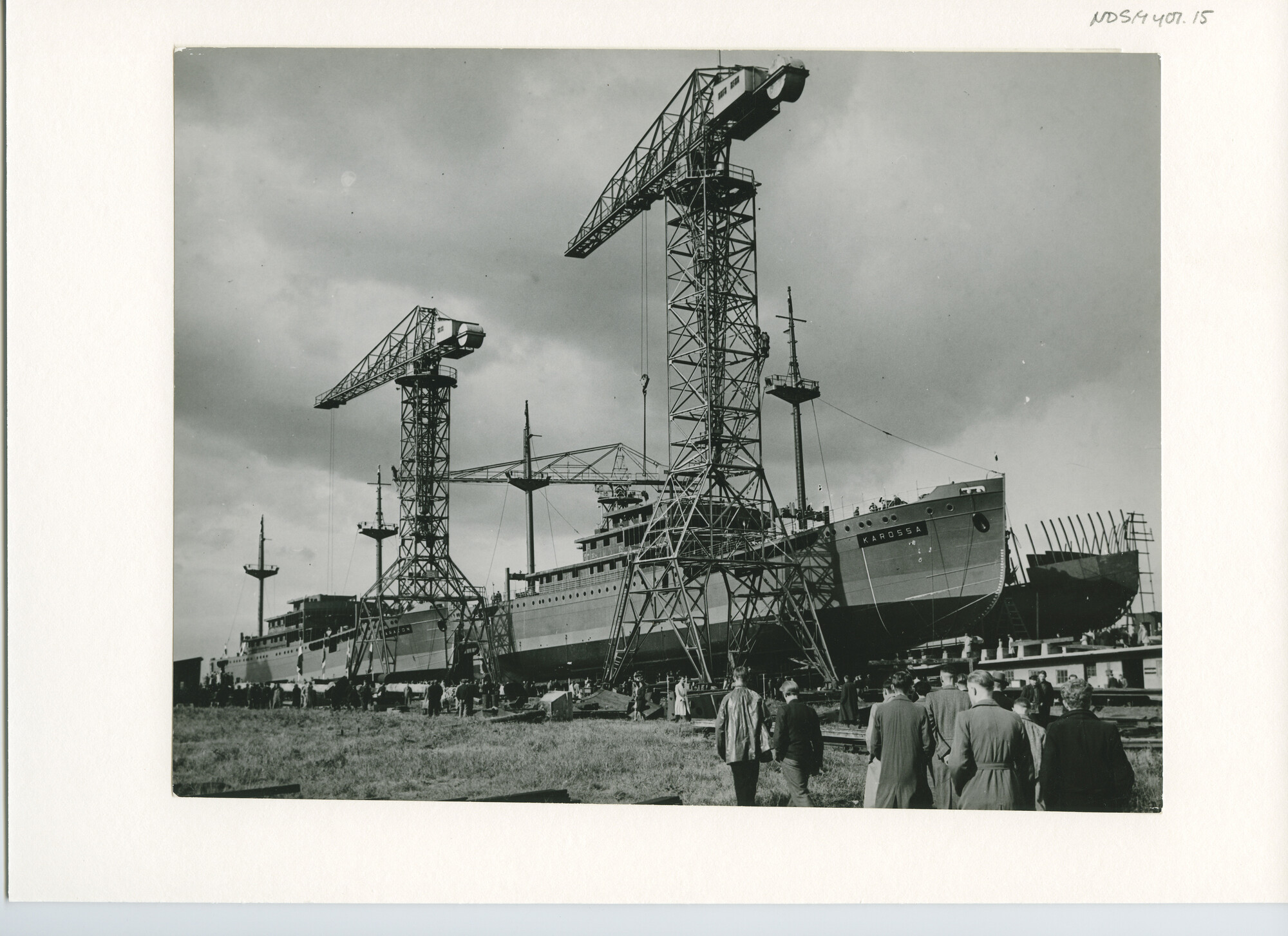 S.5444(1656)2; Foto van de tewaterlating van het vracht-passagiersschip ms. Karossa; foto