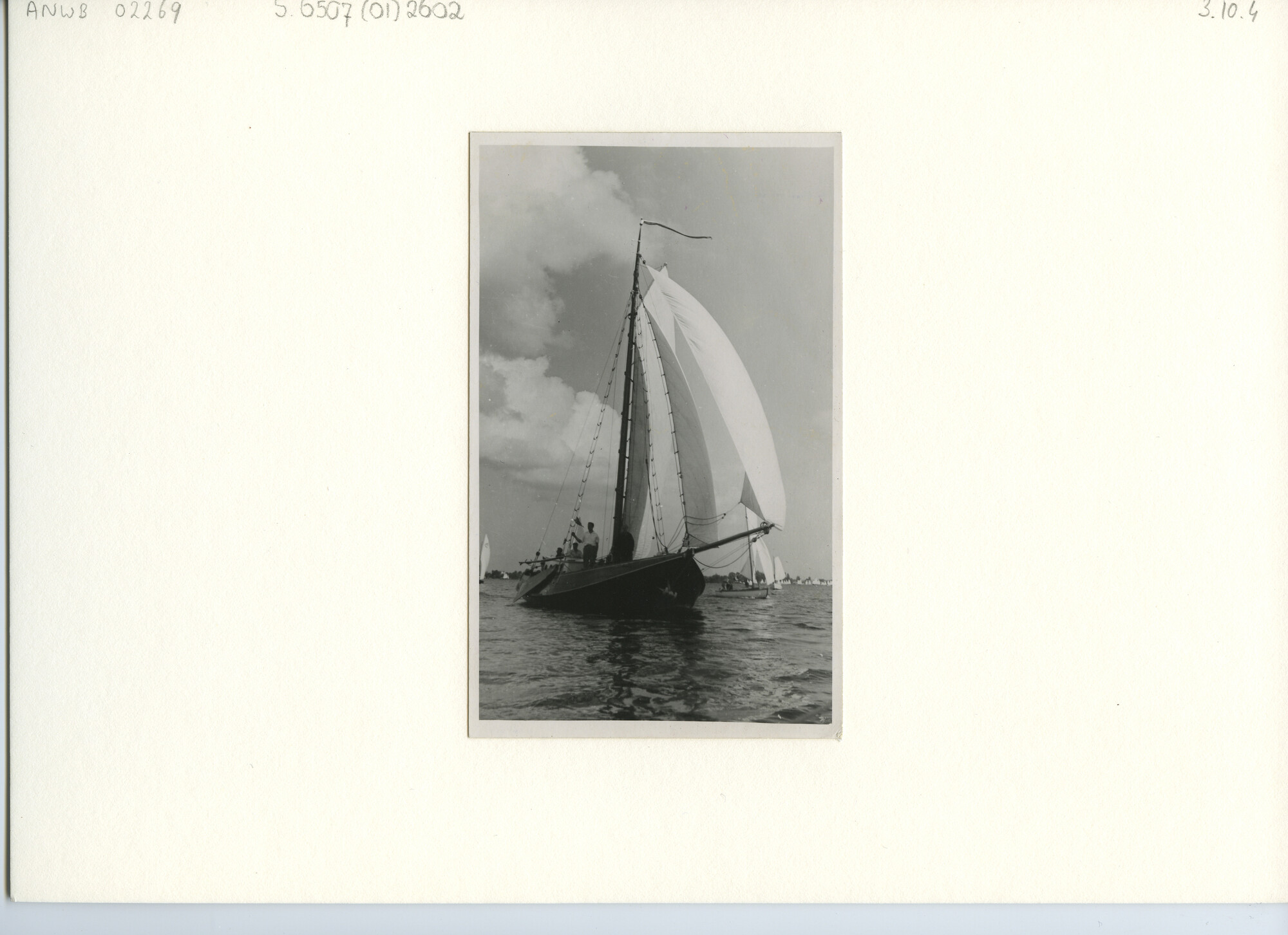S.6507(01)2602; De hoogaars Moeder de Gans tijdens de platbodemwedstrijd platbodemjachten Loosdrecht 1942; foto