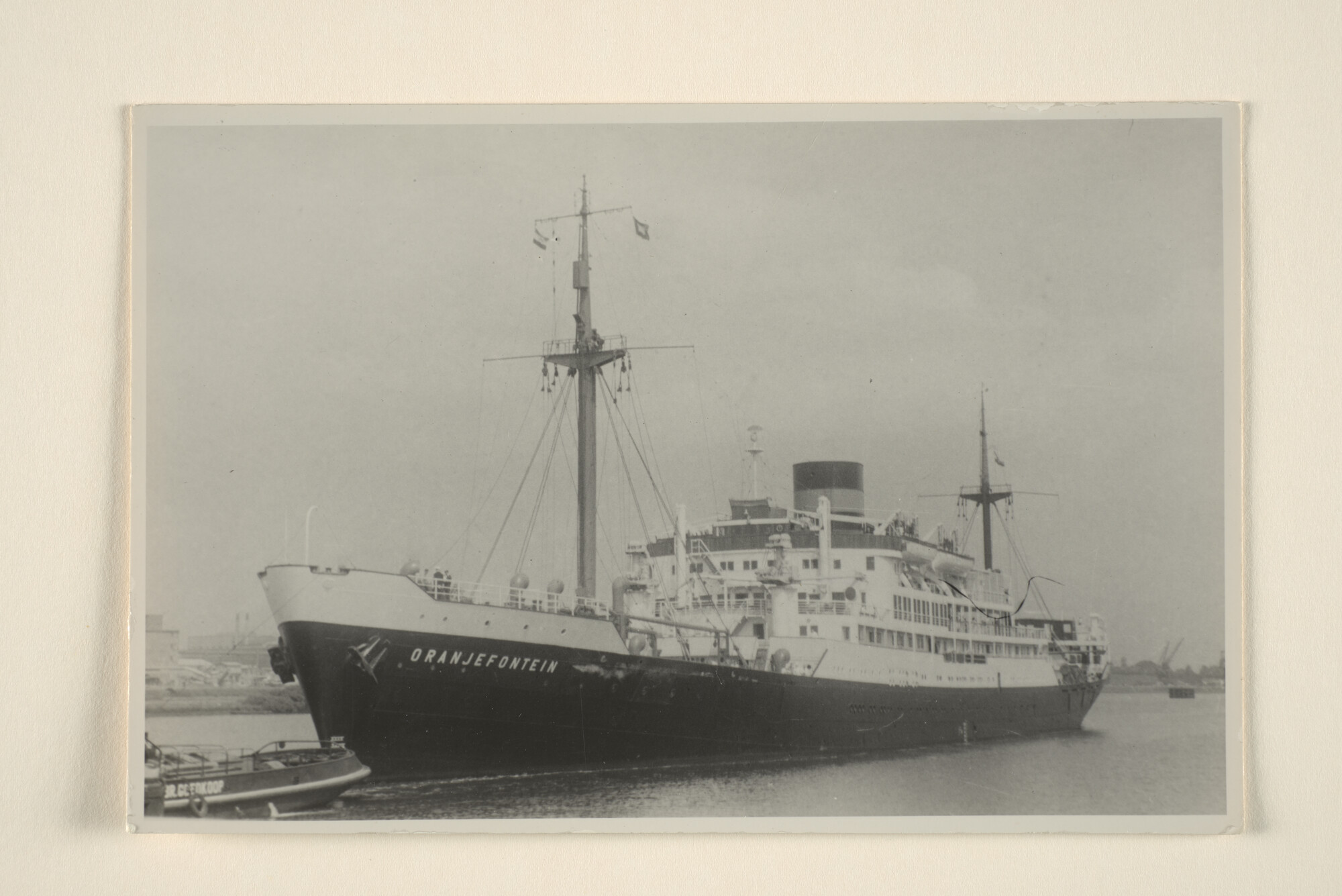 1995.5611; Het vracht-passagiersschip ms. 'Oranjefontein' van de VNS; foto