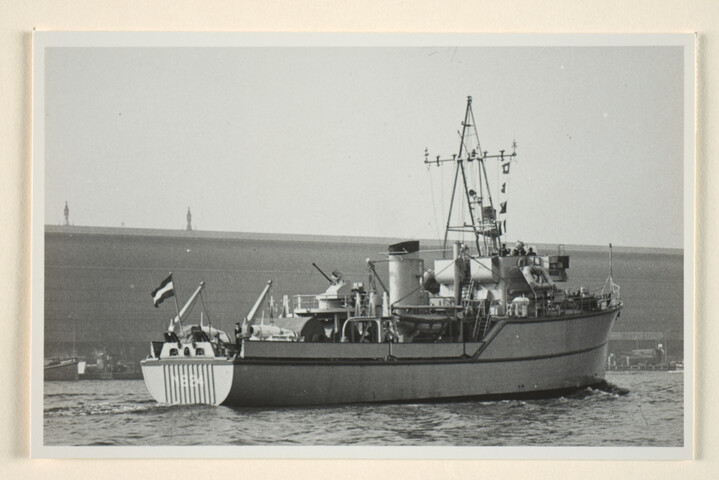 1995.1069; Fotos van de mijnenveger Hr.Ms. Sneek (M 824); fotoreportage
