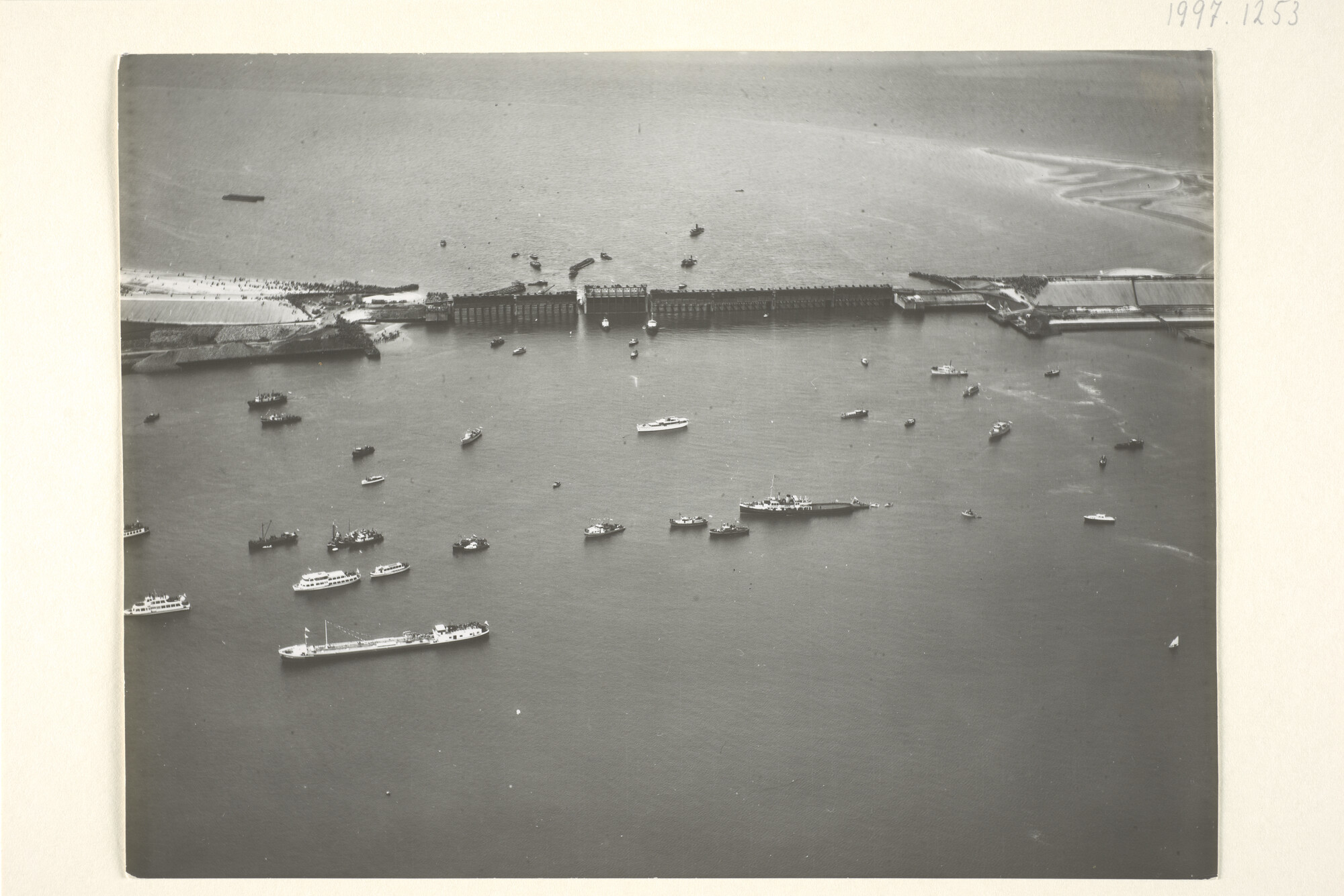 1997.1253; Luchtfoto van de afsluiting van het Veerse Gat in het kader van het Deltaplan [...]; foto