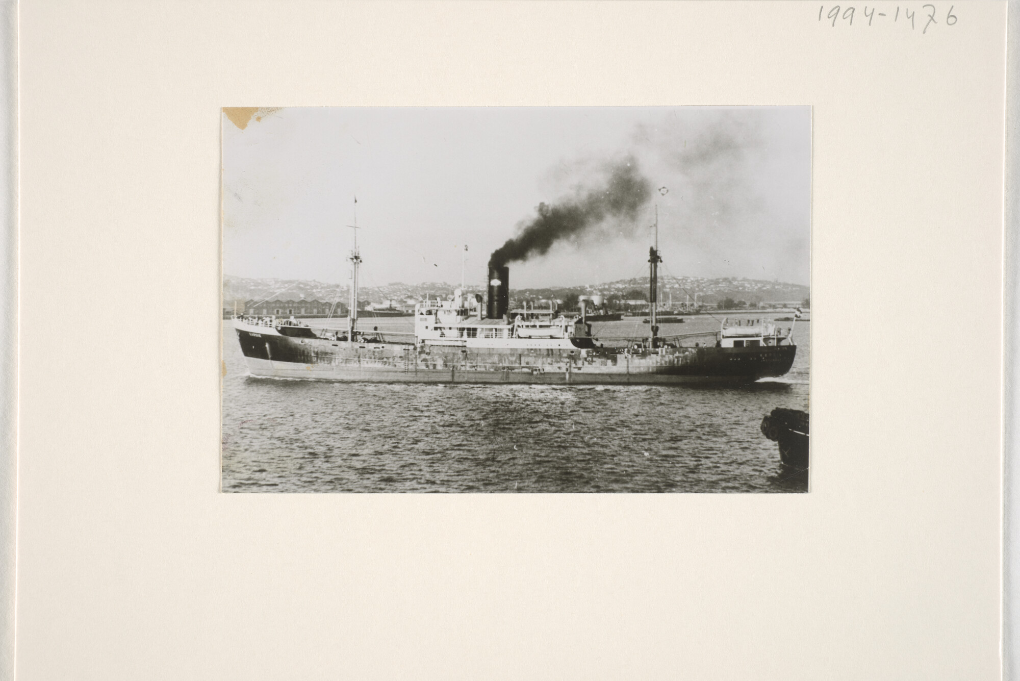 1994.1476; Het ss. Karsik in een haven; foto